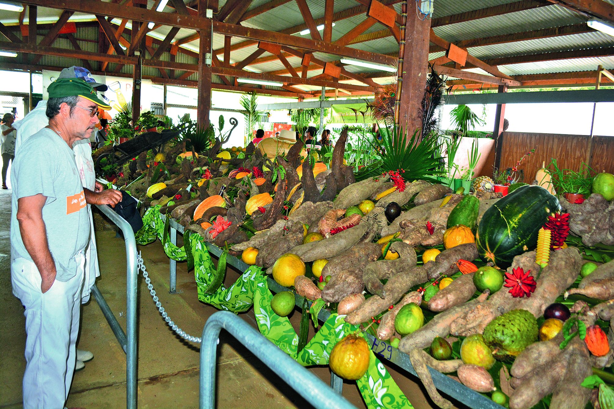Cette foire est l’occasion pour les agriculteurs et les gens des tribus du pays de montrer leur savoir-faire. Les visiteurs n’ont d’ailleurs pas manqué d’aller admirer les beaux spécimens de légumes et autres produits présentés dans la halle. 