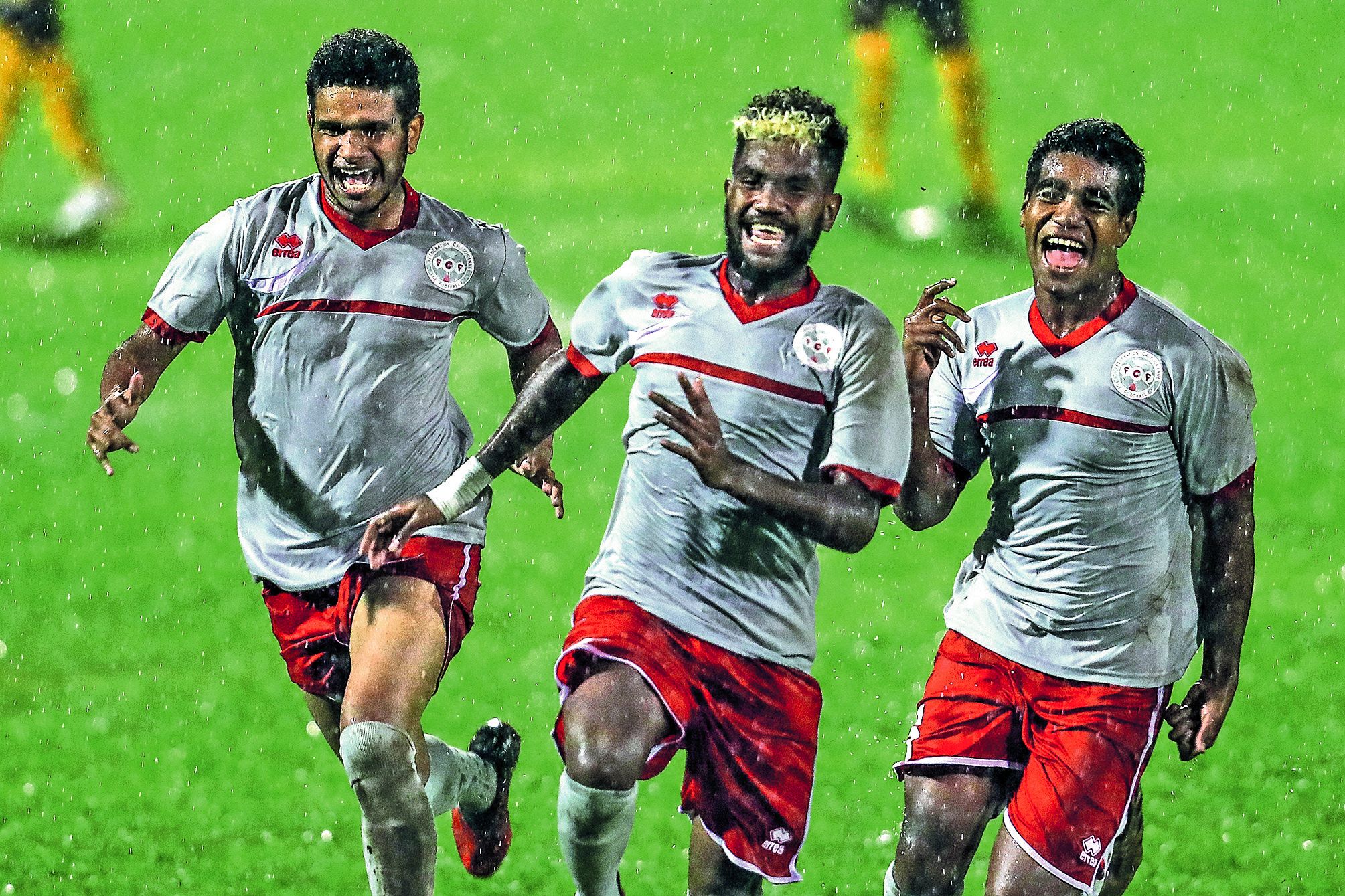 Pierre Bako (au centre) a rayonné au milieu de terrain.