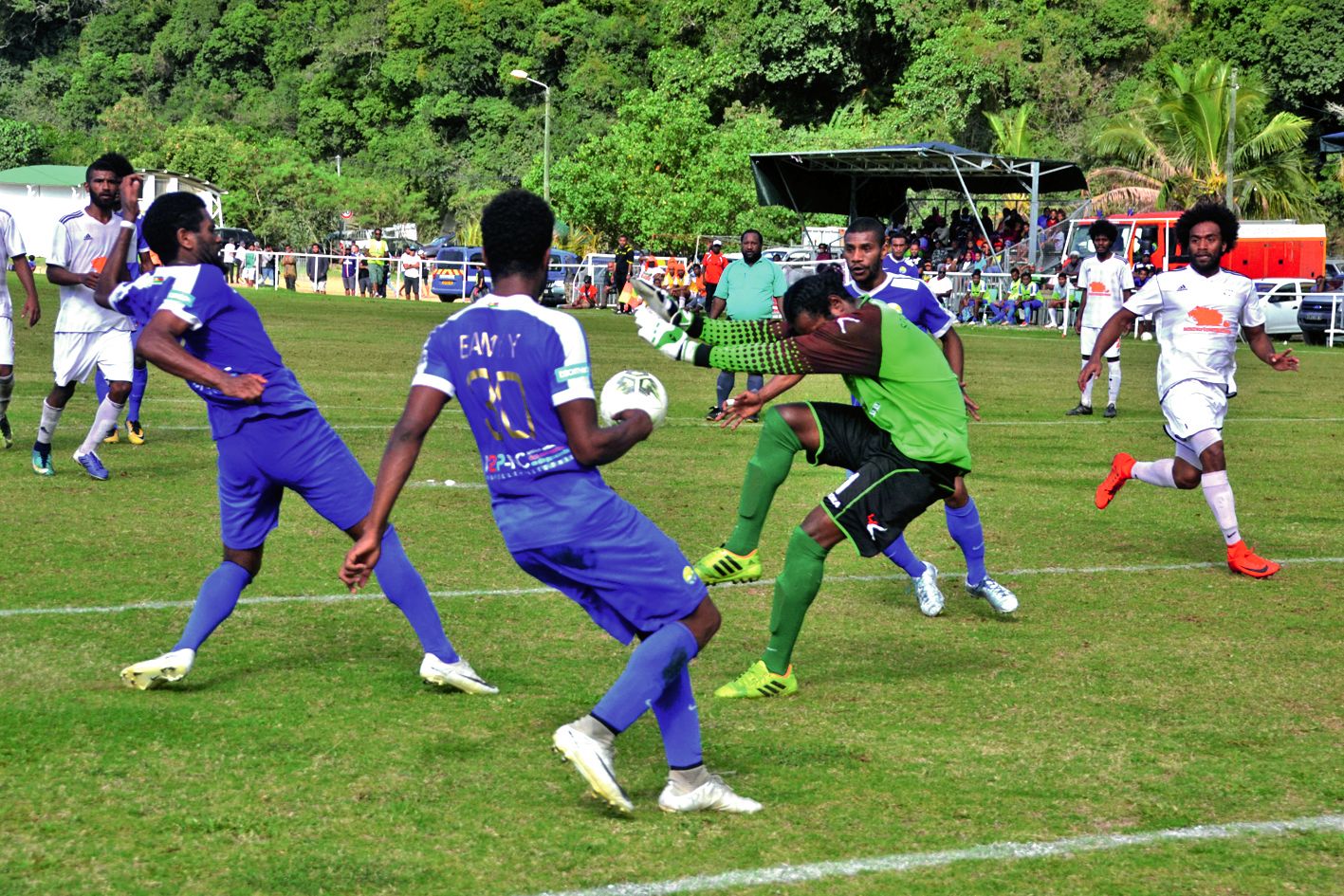 Samedi à 14 heures, Hienghène sport et Ne Drehu ont investi le terrain de foot où durant deux heures, ils ont captivé l’attention du public avec d’excellents échanges qui ont fait monter la pression dans les gradins. Les locaux se sont imposés 1-0.