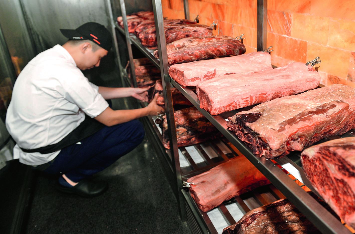 Lin Zhengu, propriétaire et chef du restaurant Stone Sal à Shanghai, achète son bœuf aux Etats-Unis et en Australie. Mais si le prix de la viande américaine augmente encore, il pourrait tout importer de Canberra.Photo AFP