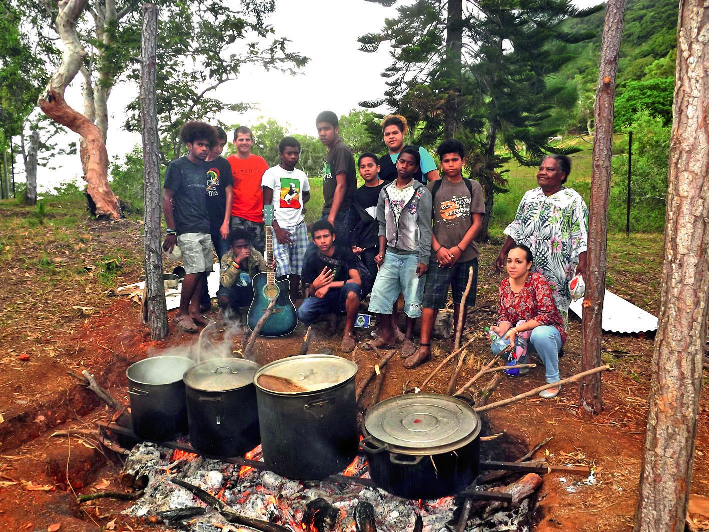Depuis 7 h 30,  les bougnas, enfermés dans les marmites sont sur le feu.  Un groupe d’élèves participe  à la surveillance  de la cuisson.