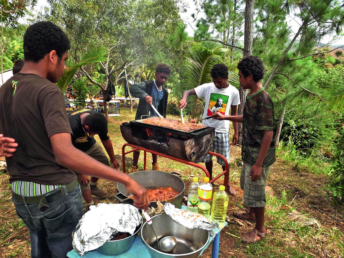 Pour compléter les bougnas, Marcus, Yvan et Richard, des élèves de quatrième et de troisième Segpa sont aux grillades, aidés par quelques camarades. Les steaks de cerf seront très appréciés