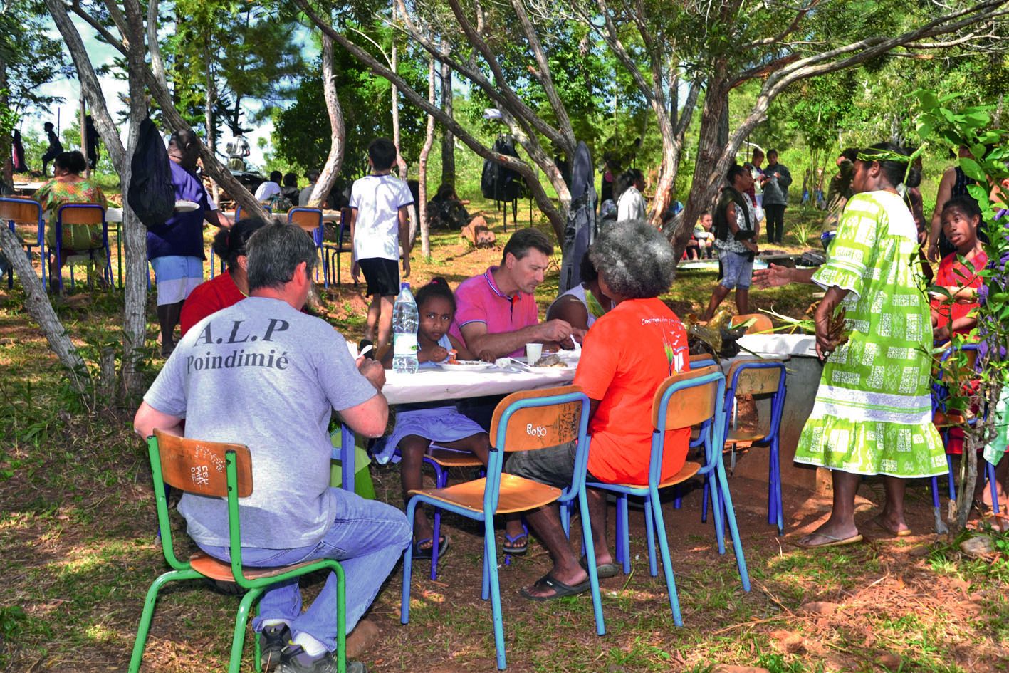 Tout était bien préparé, parents et professeurs ont été installés par les élèves à des tables disposées sous les arbres.