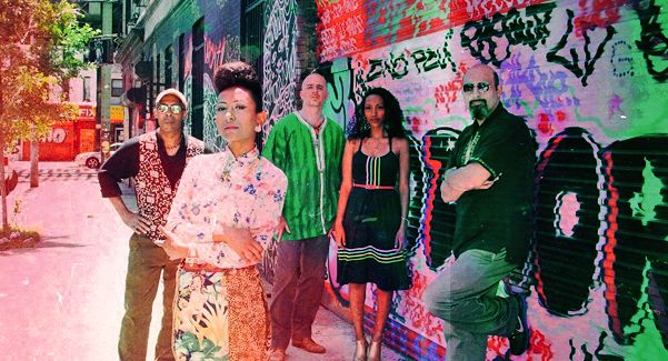 Alsarah & the Nubatones est une artiste très contemporaine, profondément ancrée dans une tradition musicale et rencontrant un brillant succès. Photo DR