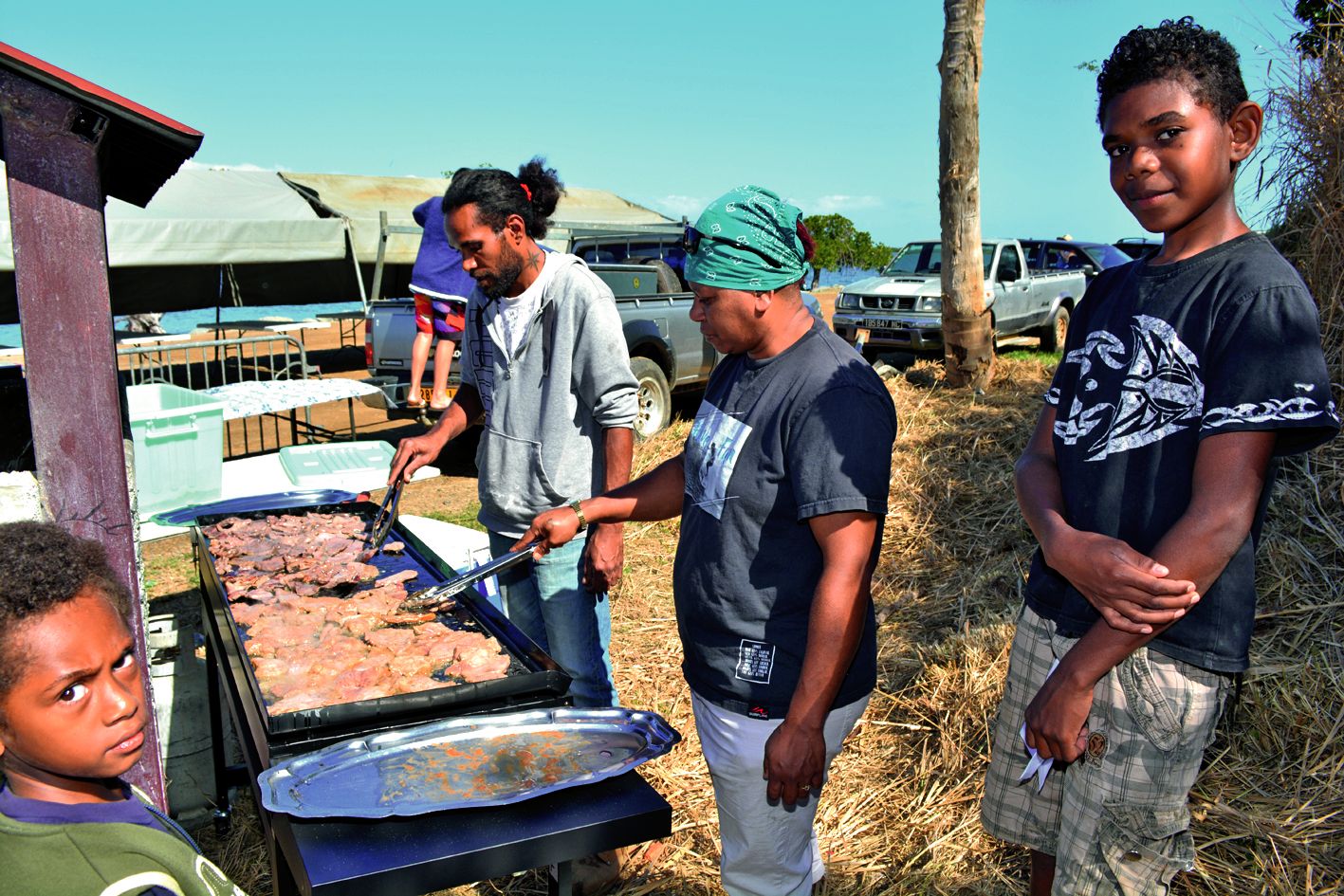 Une équipe de bénévoles s’est mobilisée pour préparer le repas. « Je vous remercie pour votre présence et votre participation. Vous êtes tous invités à prendre le repas avec nous. Merci à mon équipe et au curé également », a lancé Marc Arsapin, membre du 