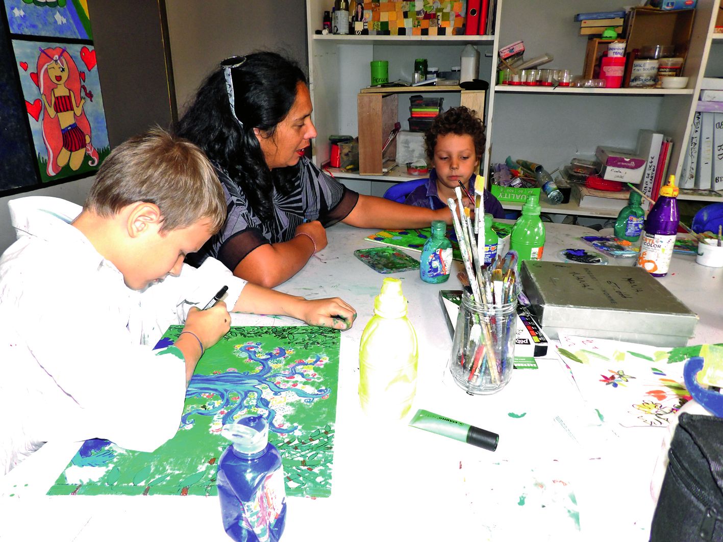 Receiving. Arts et études propose de tester la peinture sur bois aux 9-12 ans. S’inspirant d’une artiste française qui peint la nature, les neuf enfants ont composé de belles productions colorées qu’ils rapporteront chez eux.