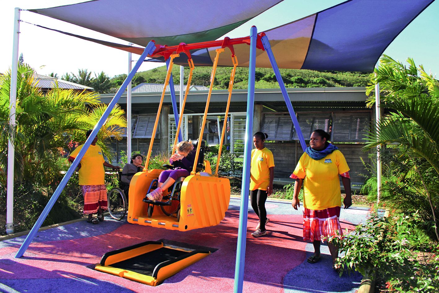 Depuis trois ans, les jardins de la maison arborent fièrement une balançoire dédiée aux enfants en fauteuil. 