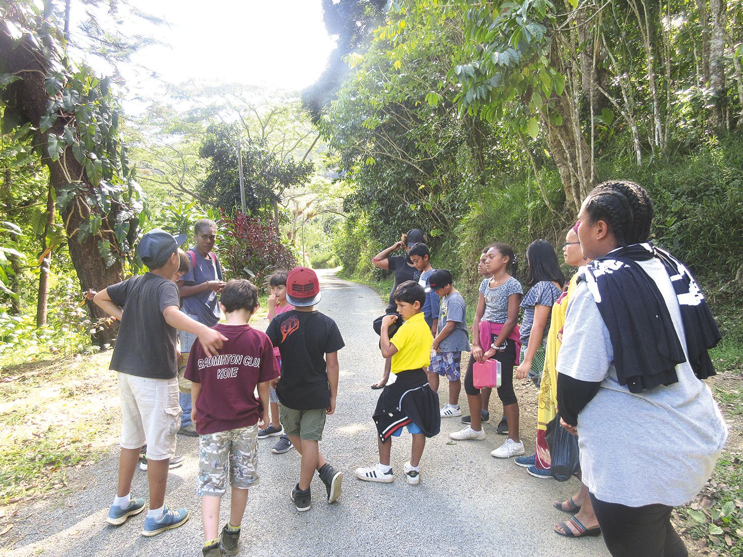 Les enfants se sont arrêtés sur le chemin menant à la rivière pour découvrir les différentes espèces d’arbres utilisées par la tribu.