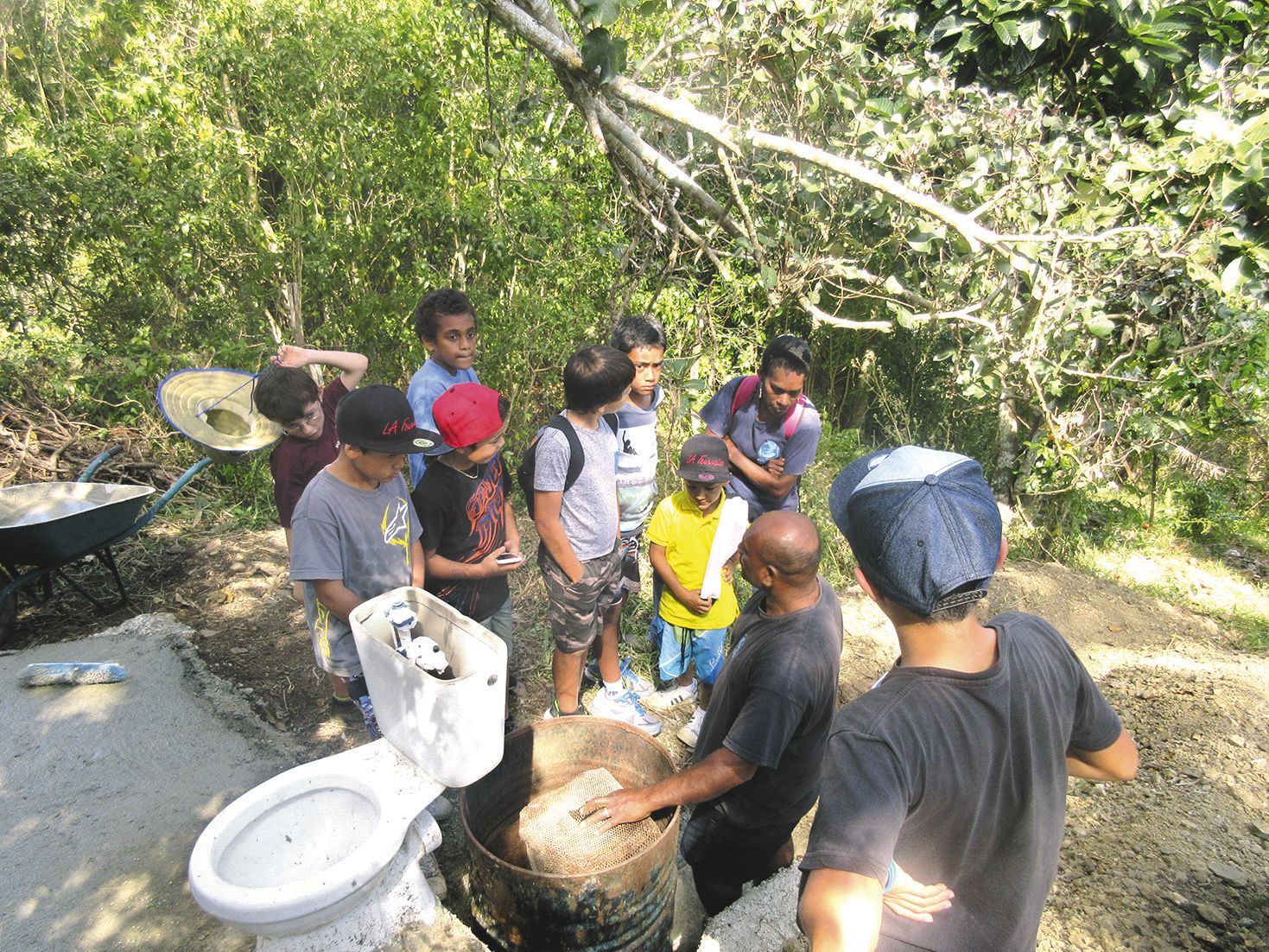 Louis, de la tribu de Ouipoin, a expliqué aux enfants la méthode pour installer des toilettes avec les moyens du bord et également pour filter l’eau qui est évacuée propre vers la terre.