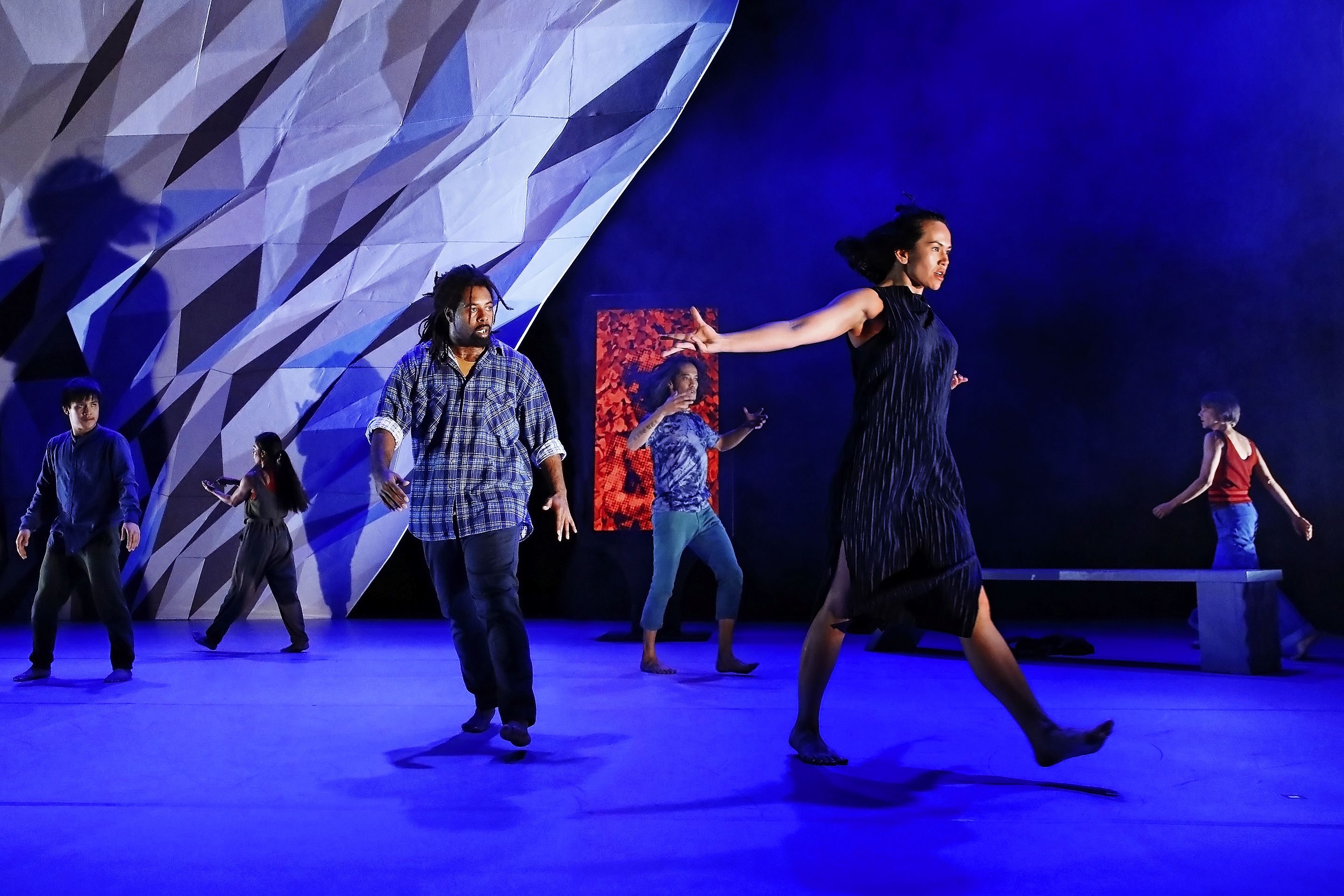 Six danseurs, dont trois Calédoniens, évoluent sur scène dans Le Dernier appel. Photo Prudence Upton