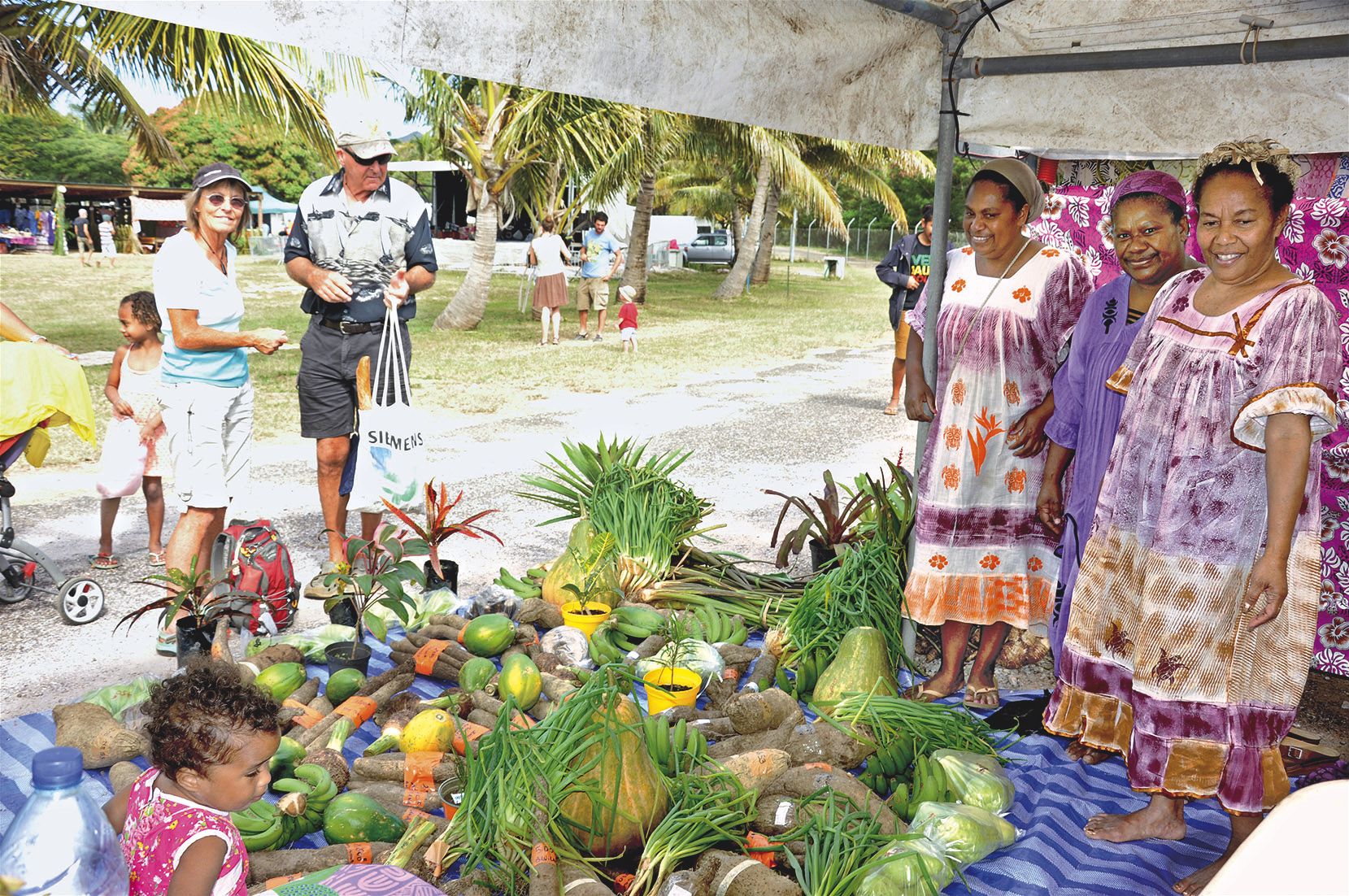 Les produits de la terre étaient également au rendez-vous. Rosina, venue de Ponérihouen, proposait un assortiment d’ignames, de taros, de citrouilles, de bananes, de chouchoutes,  de papayes, etc. De quoi satisfaire toutes les gourmandises.