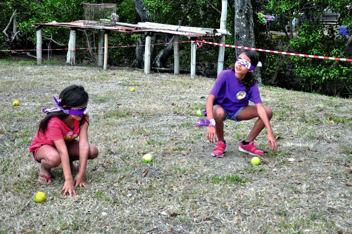 La tribu des Guerriers et celle des Aventuriers ont été opposées lors du jeu de l’aveugle. Les yeux bandés et guidés par la voix de ses compagnons, chaque concurrent devait ramasser le plus grand nombre de balles pour remporter l’épreuve de confort.