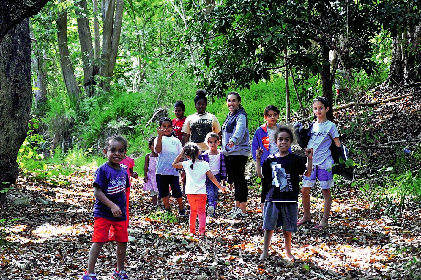 Lors de la réunification, les membres des quatre tribus sont partis en quête de fruits dans la petite forêt bordant la mer à Arama. Ils ont eu la chance de trouver des mandariniers.