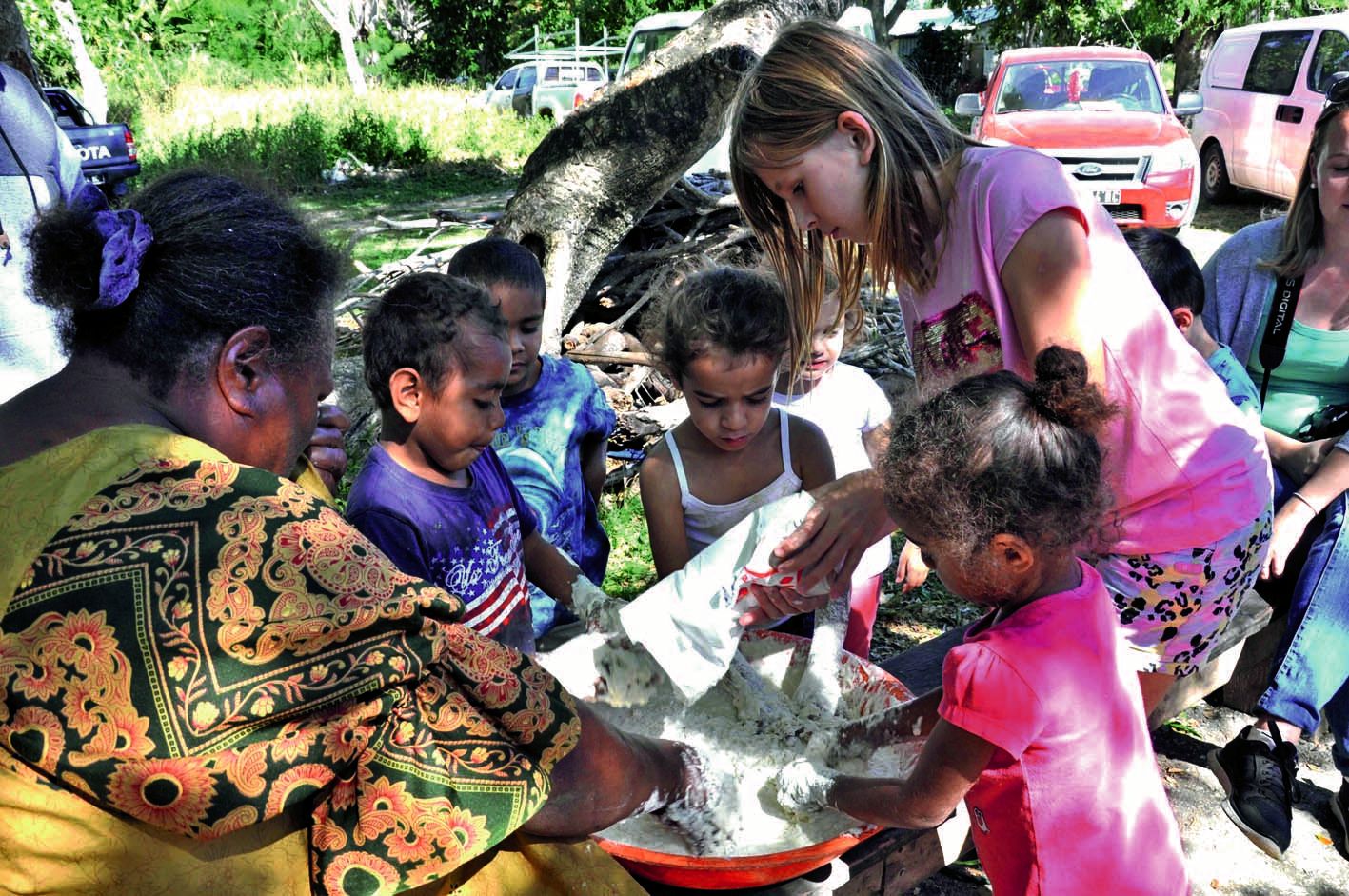 Afin d’améliorer leur ordinaire, les membres des quatre tribus réunifiées ont appris, sous les conseils de Cécile, à préparer des pains marmite traditionnels.