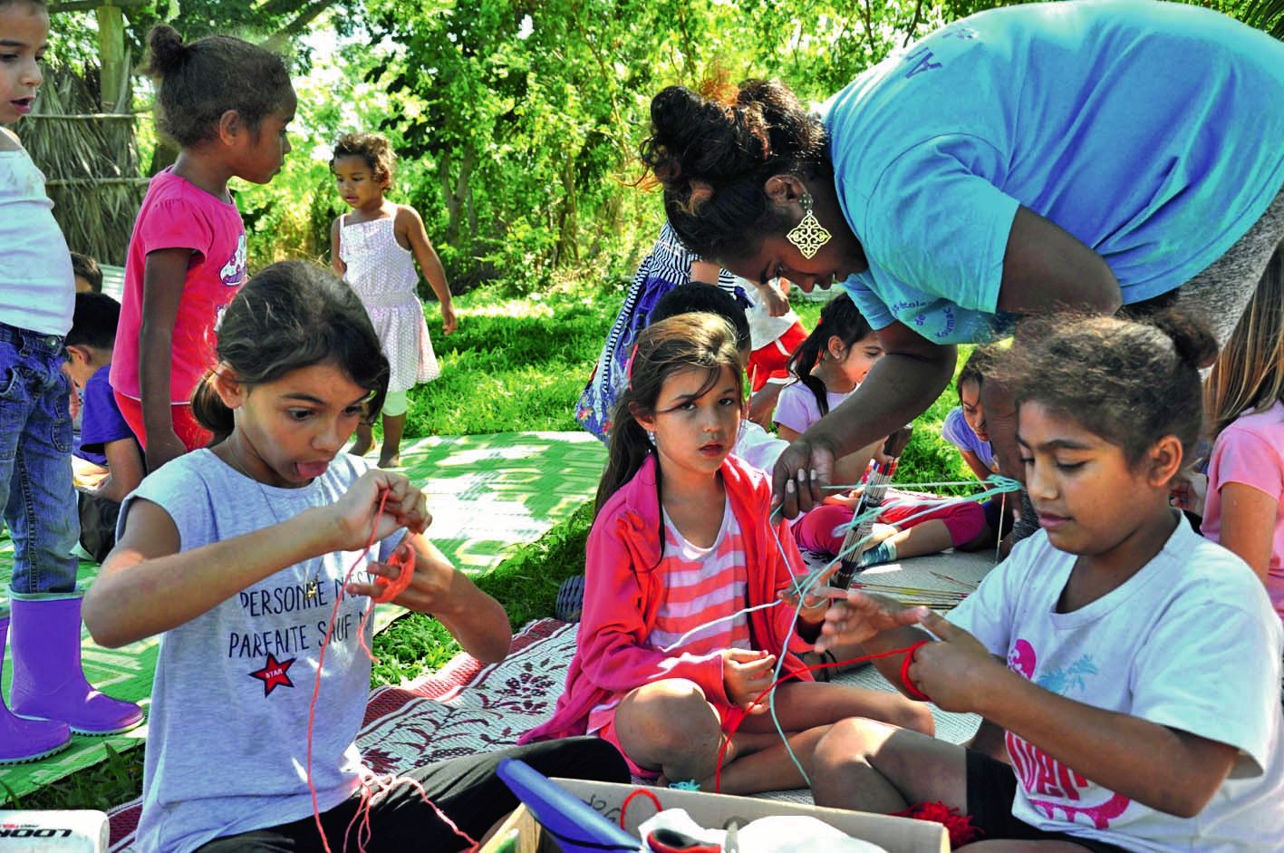 Les héros de Koh Lanta ont confectionné des pompons en laine dans le cadre d’activités manuelles.