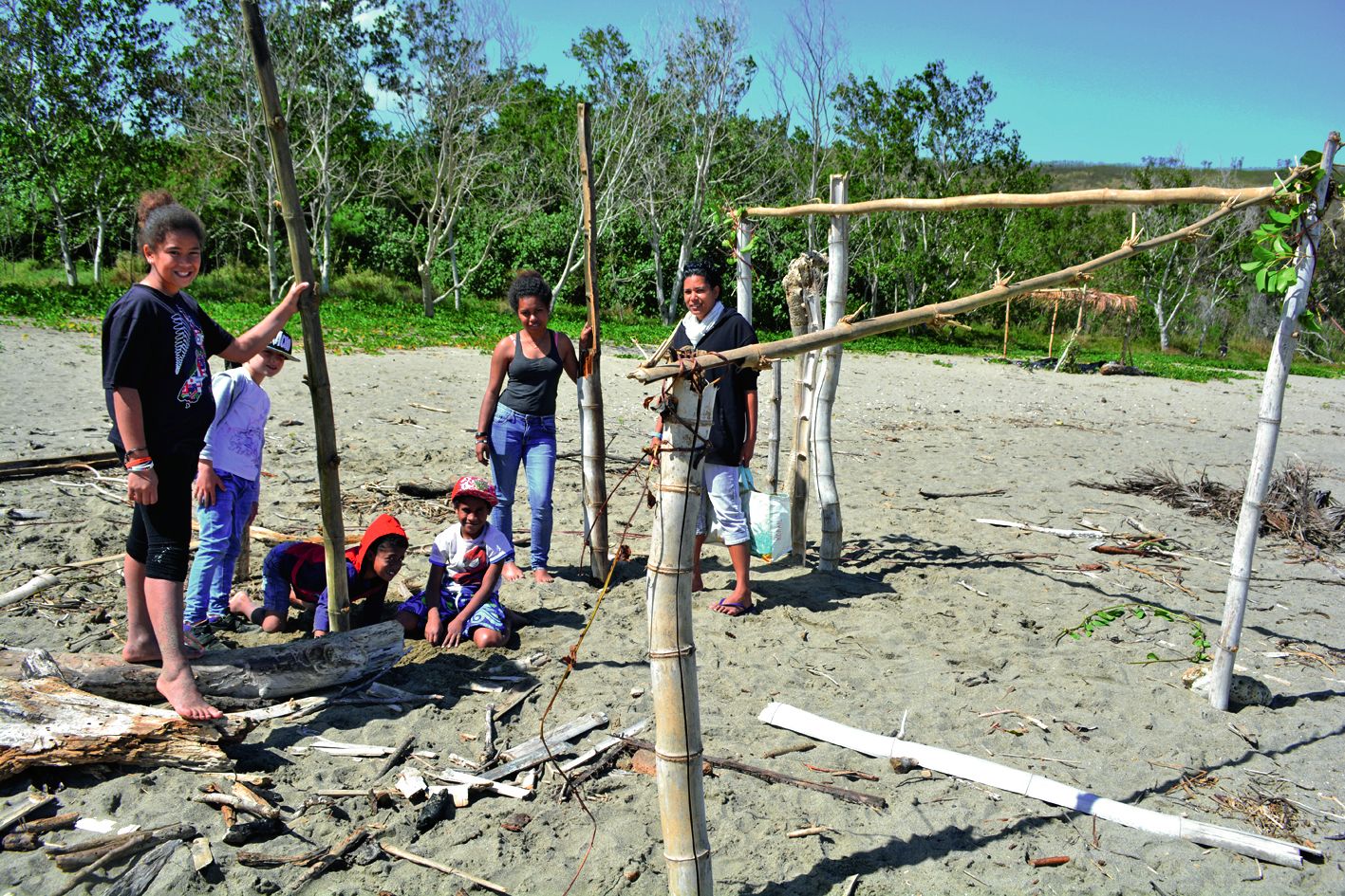 Les plus âgés ont décidé, avec l’aide de la directrice adjointe du centre et d’une animatrice, de construire une cabane sur la plage, uniquement avec des matériaux récupérés sur le site (bois flotté, lianes, végétaux, etc.).