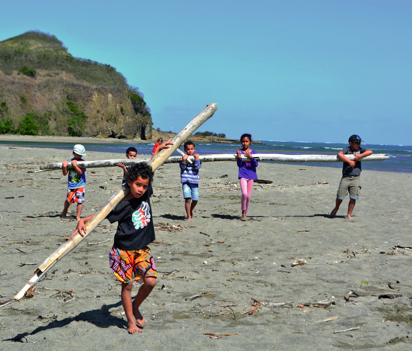 Certaines activités obligent les jeunes à faire preuve de solidarité et d’entraide. C’est tellement plus facile et pratique de transporter les poteaux de la cabane à construire à plusieurs que tout seul.