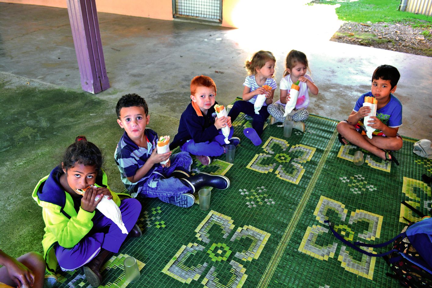 Les activités éducatives et ludiques demandent beaucoup d’énergie. Aussi, quand arrive l’heure du repas, les petits enfants affamés ne se font pas prier pour manger.