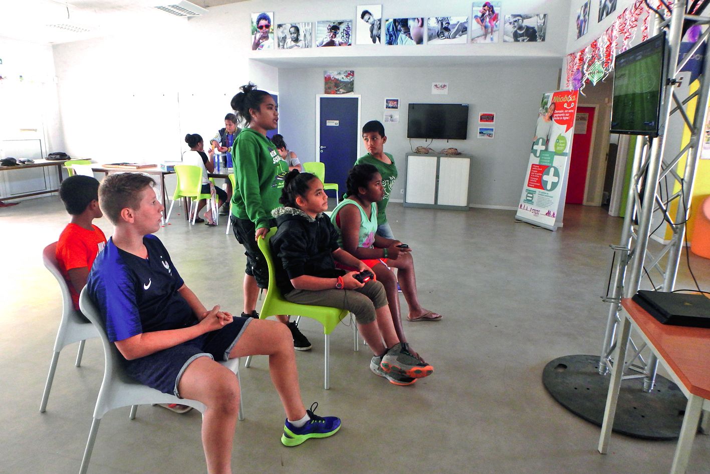 Ces jeunes ont tenté leur chance sur Fifa 2018, hier, à Dumbéa-sur-Mer. Ils participaient au challenge de jeux vidéo organisé dans toutes les maisons de quartier du 13 au 22 août.  Ce tournoi a réuni près de 80 joueurs, qui se sont affrontés sur trois jeu