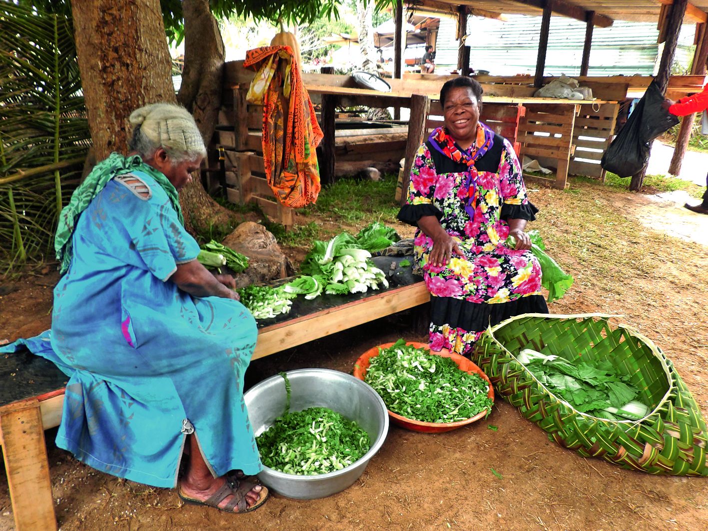 La cour du presbytère s’est transformée en cuisine géante pour honorer les 350 déjeuners quotidiens. Les mamans kunié, comme Judith, de Kéré, et Marie,  de Ouatchia, sont venues donner la main aux jeunes pour les préparations des légumes du jardin.