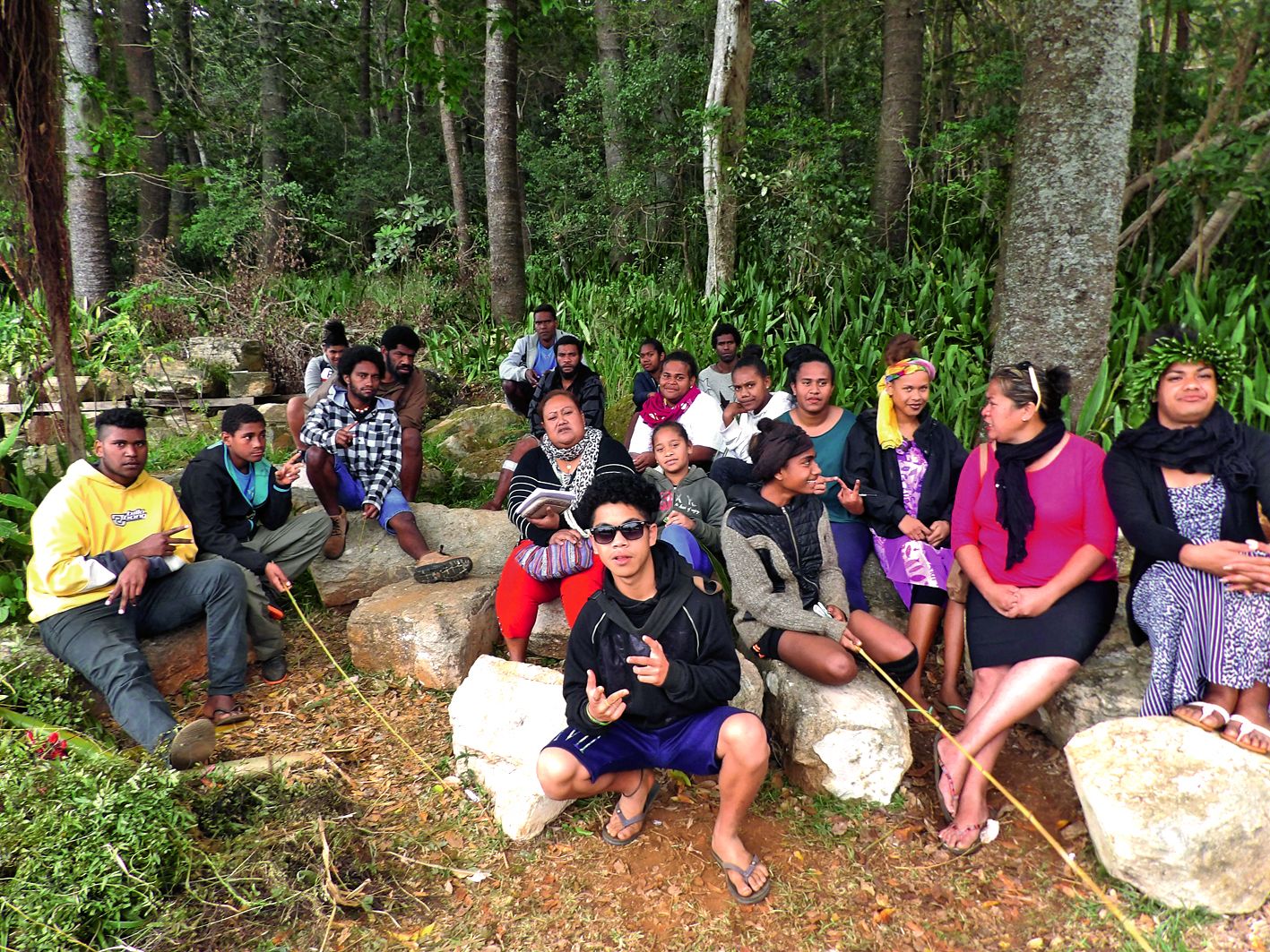 Chaque matin après la messe, un carrefour de discussion se mettait en place aux abords de l’église de la Mission. Des jeunes de tous horizons se réunissaient pour réfléchir et échanger sur les thèmes de la vie, le chemin et la vérité. Les échéances politi
