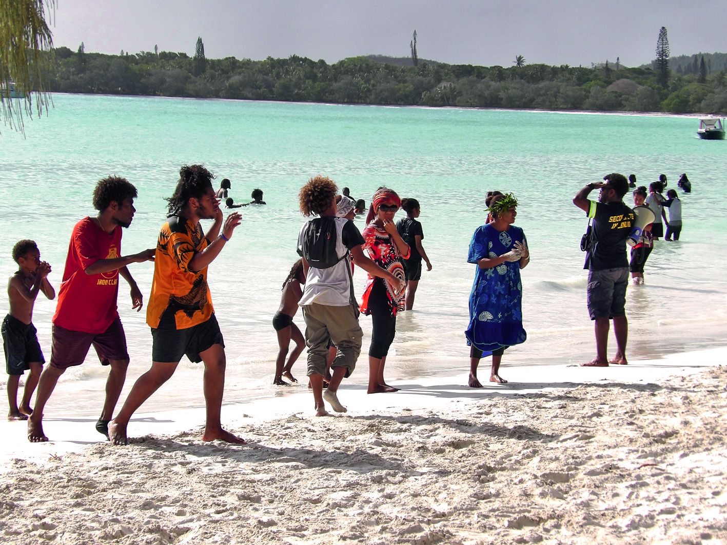 Les après-midi étaient dédiés à la découverte de l’île. Mardi, c’est à la plage de Kuto autour  de tournois sportifs et de baignades surveillées par les pompiers volontaires de Kunié que les jeunes ont échangé dans la bonne humeur.