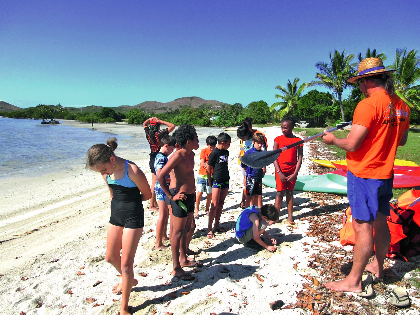 Les vacanciers ont visité la mangrove, pratiqué le canoë-kayak sous l’œil attentif de Sam, responsable du service des sports de la mairie. Ils ont déjeuné au Calédonian Wake-park et ont pu se baigner, à la mer et dans la piscine de l\'établissement.