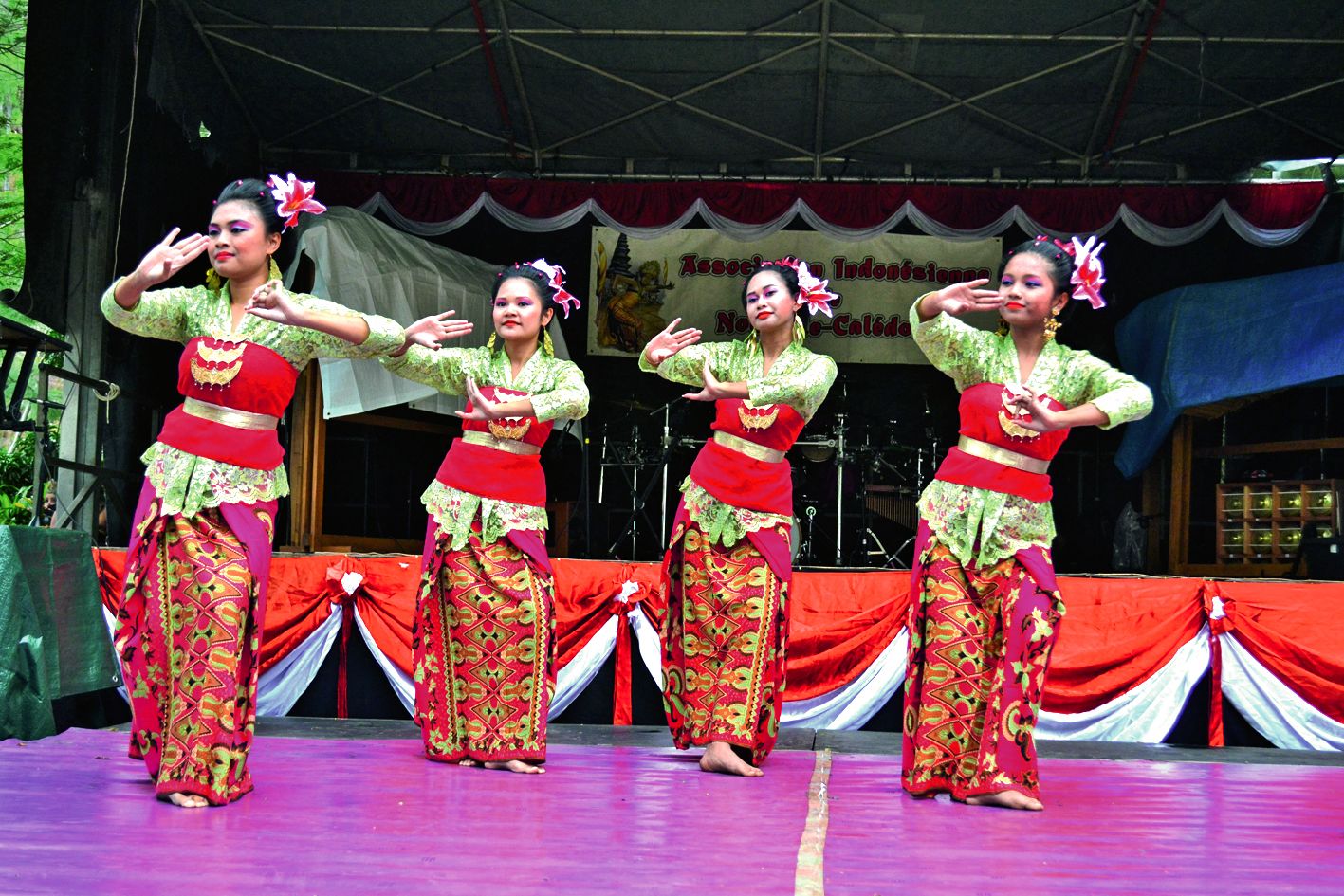 Tout au long de la journée, une quinzaine de groupes de musique et de danse se sont succédé sur la scène, comme ici avec la session culturelle de l’AINC. Des arts traditionnels aux prestations plus contemporaines, mêlant coutumes et modernité, il y en avait pour tous les goûts.