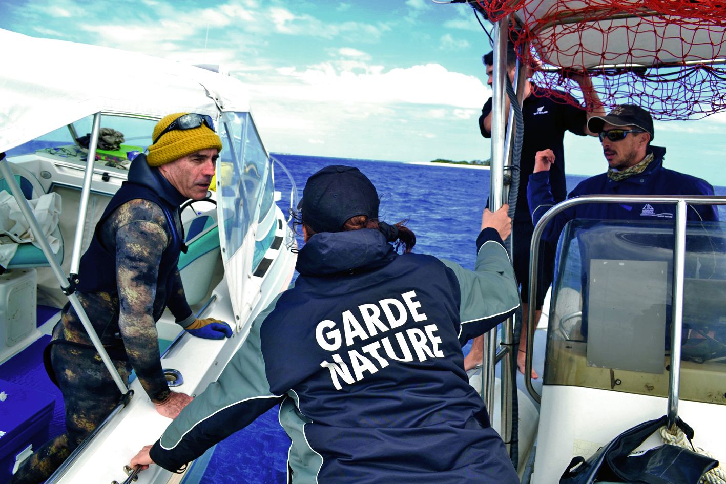 Les gardes nature mènent de nombreux contrôles en mer auprès des usagers. Vendredi, ces plaisanciers partis faire un coup de pêche aux abords de M’Bé n’ont pas tenté de débarquer sur l’îlot, ayant vu le pavillon rouge et compris que l’accès y était interdit. Cependant, les agents provinciaux ont examiné les poissons à bord. Cette fois-ci, tout était en règle. Car les quotas de pêche sont clairs : 40 kg maximum (poissons, coquillages, crustacés, mollusques, etc.) par bateau et par jour, à l’exception des espèces pélagiques. La capture de ces derniers (thon, sériole, espadon, marlin, wahoo, bonite, mahi-mahi, etc.) est quant à elle limitée 
 à quinze individus par embarcation. Les amendes peuvent atteindre plus de 3,5 millions de francs.