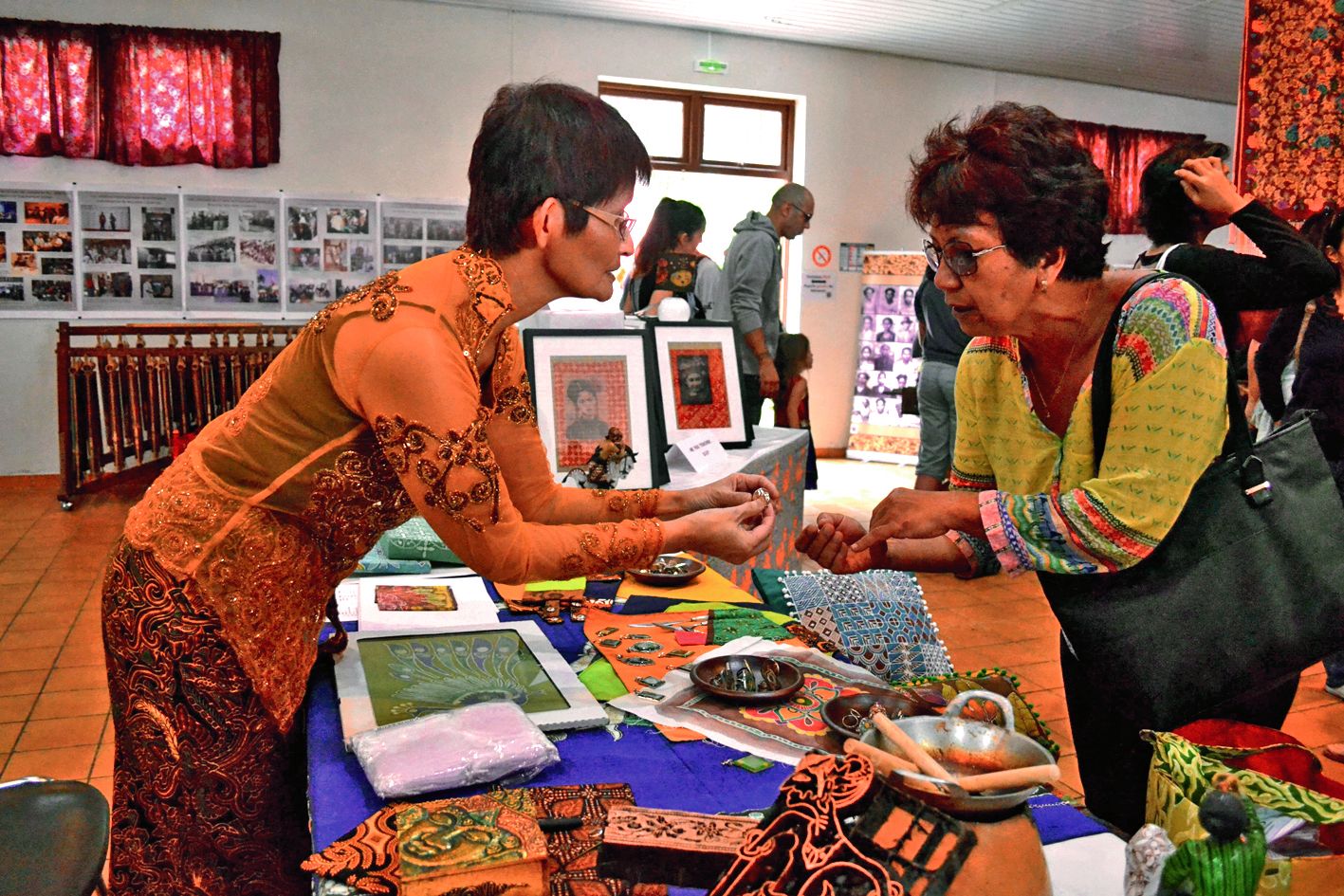 Les amateurs de bijoux et d’artisanat n’étaient pas en reste, avec notamment ce stand qui exposait et vendait les créations de l’atelier de batik, organisé chaque vendredi soir au foyer.