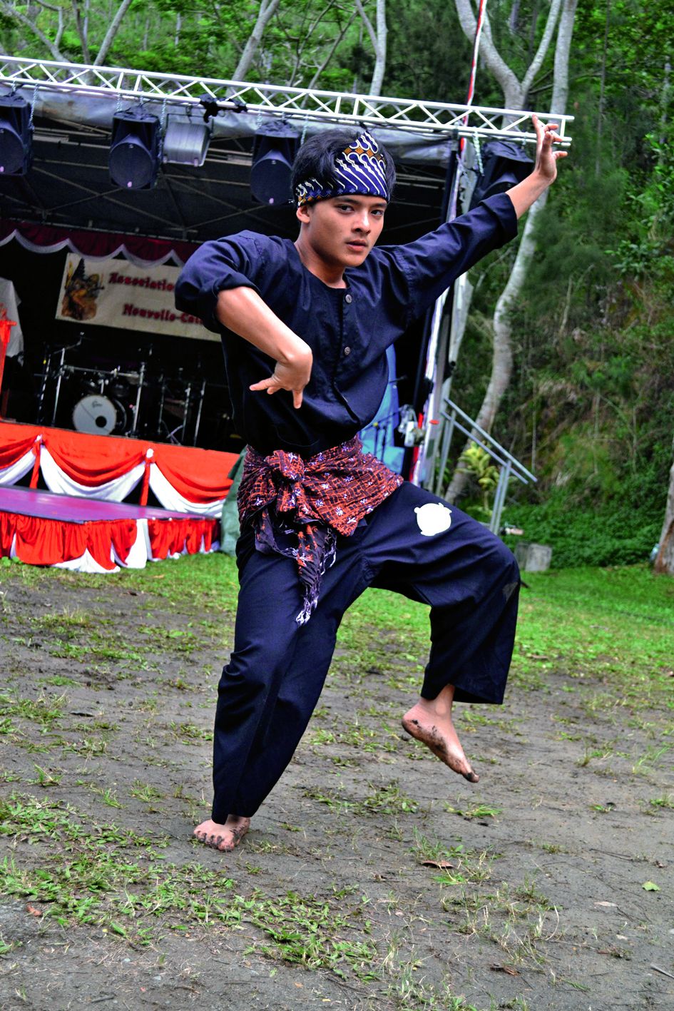 Parmi les démonstrations, les jeunes ont proposé une version dansée du pencak-silat. Les mouvements de cet art martial indonésien se rapprochent de ceux de la capoeira au Brésil.