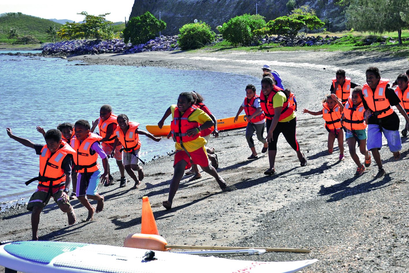Myoko et Jeanne, les animatrices, ont proposé un jeu de plage à la manière d’« un, deux, trois soleil ». Au coup de sifflet, les enfants devaient instantanément arrêter leur course et prendre la pose.
