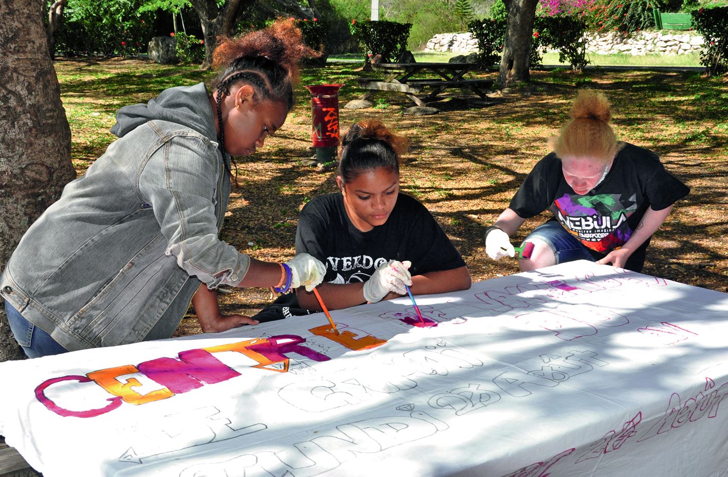 Les plus grandes filles, venues de Koné, ont été chargées de faire la banderole du centre de vacances qui a été placée jeudi matin à l’entrée du centre à la tribu de Gamaï.