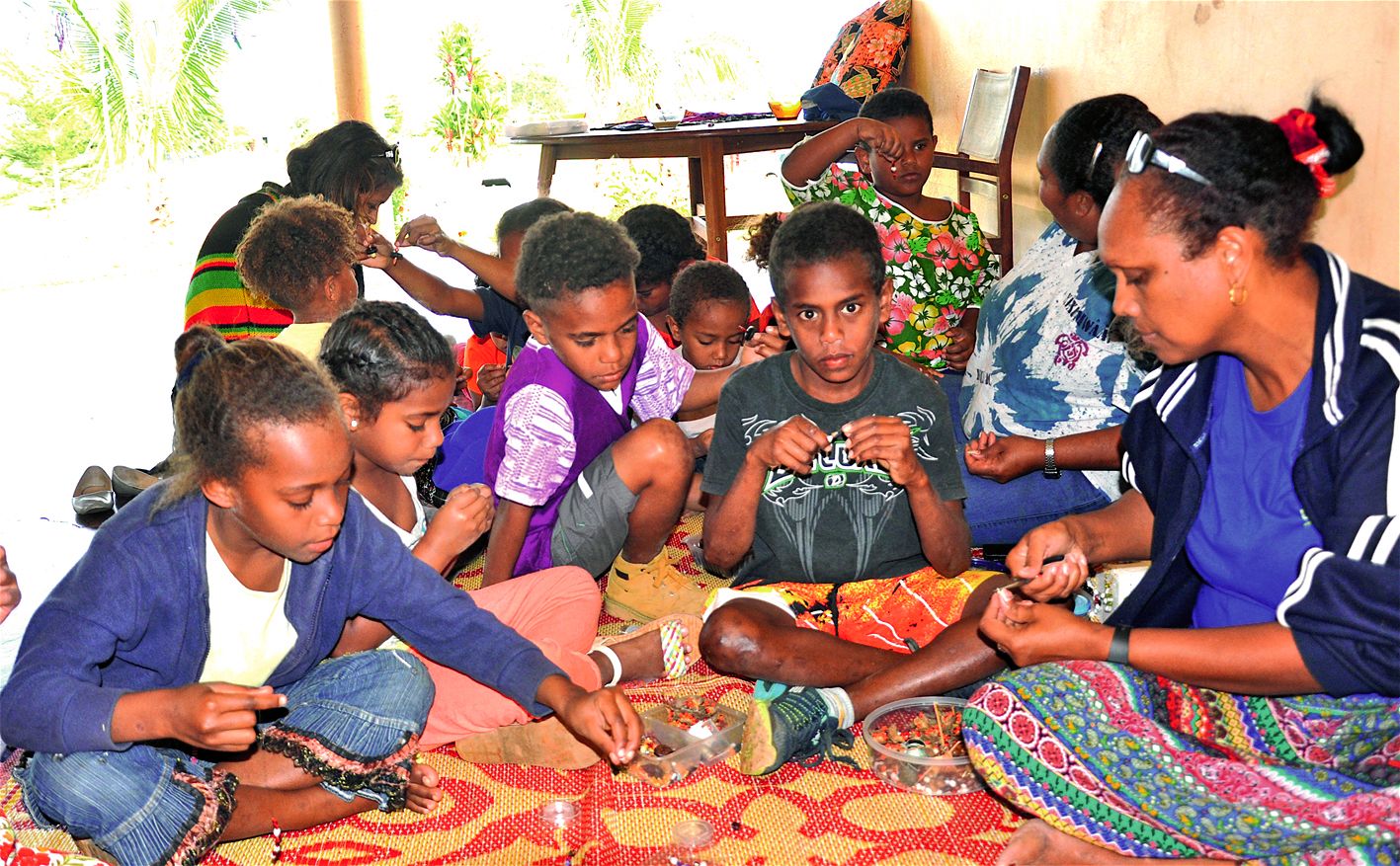 Encadrés par Charlotte, les vacanciers ont réalisé des bijoux - boucles d’oreilles, colliers, bracelets, bagues - à base de graines et de perles.