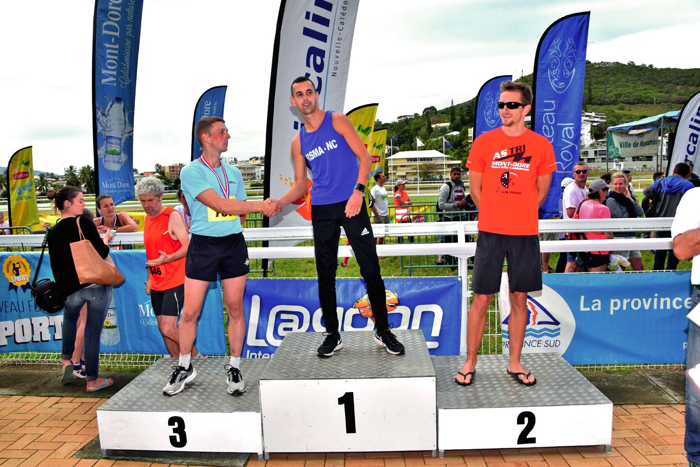 C’est un militaire du RSMA, Nabil Lakhouaja, qui a remporté le 10 km devant la star du triathlon local : Mathieu Szalamacha (à d.).