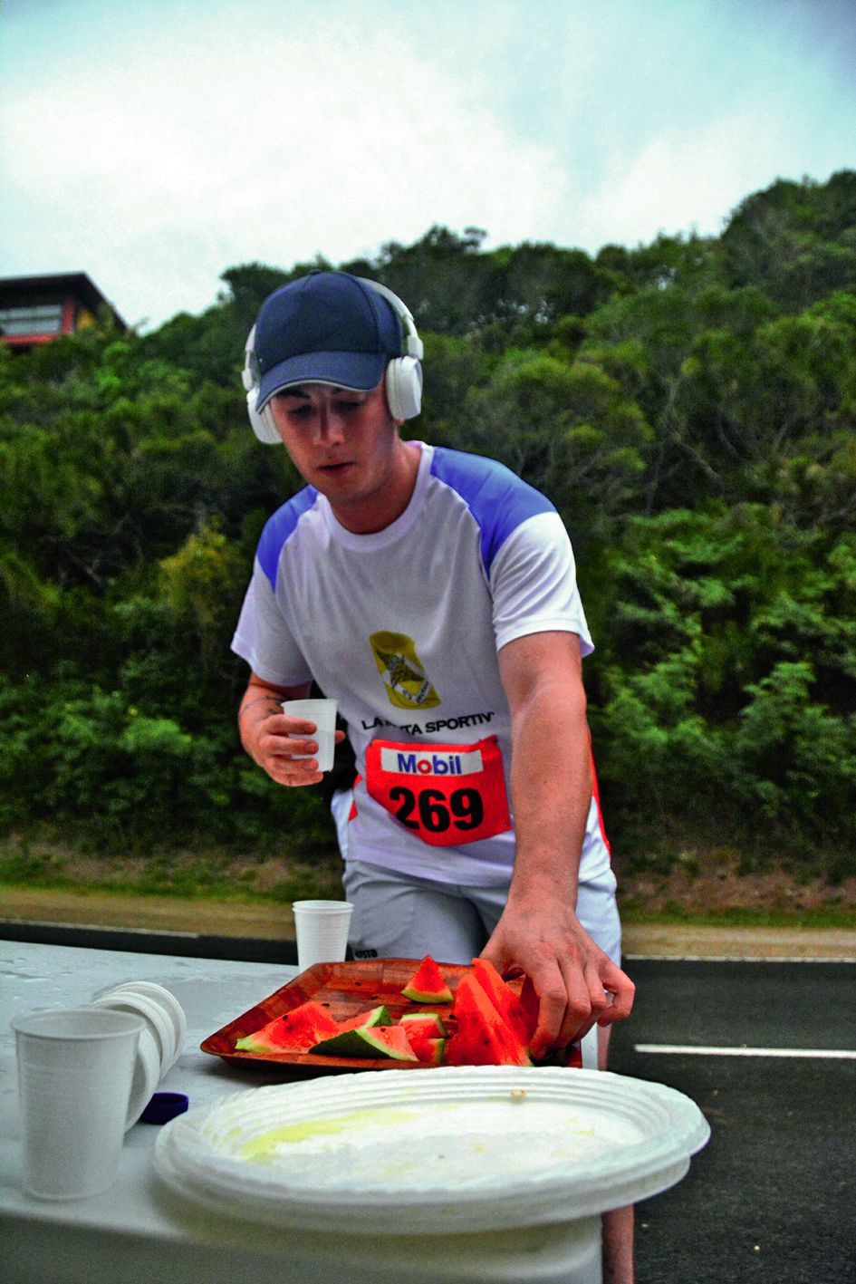 Fruits, barres de céréales et surtout de l’eau. Les points de ravitaillement représentent toujours un moment de répit pour les coureurs.