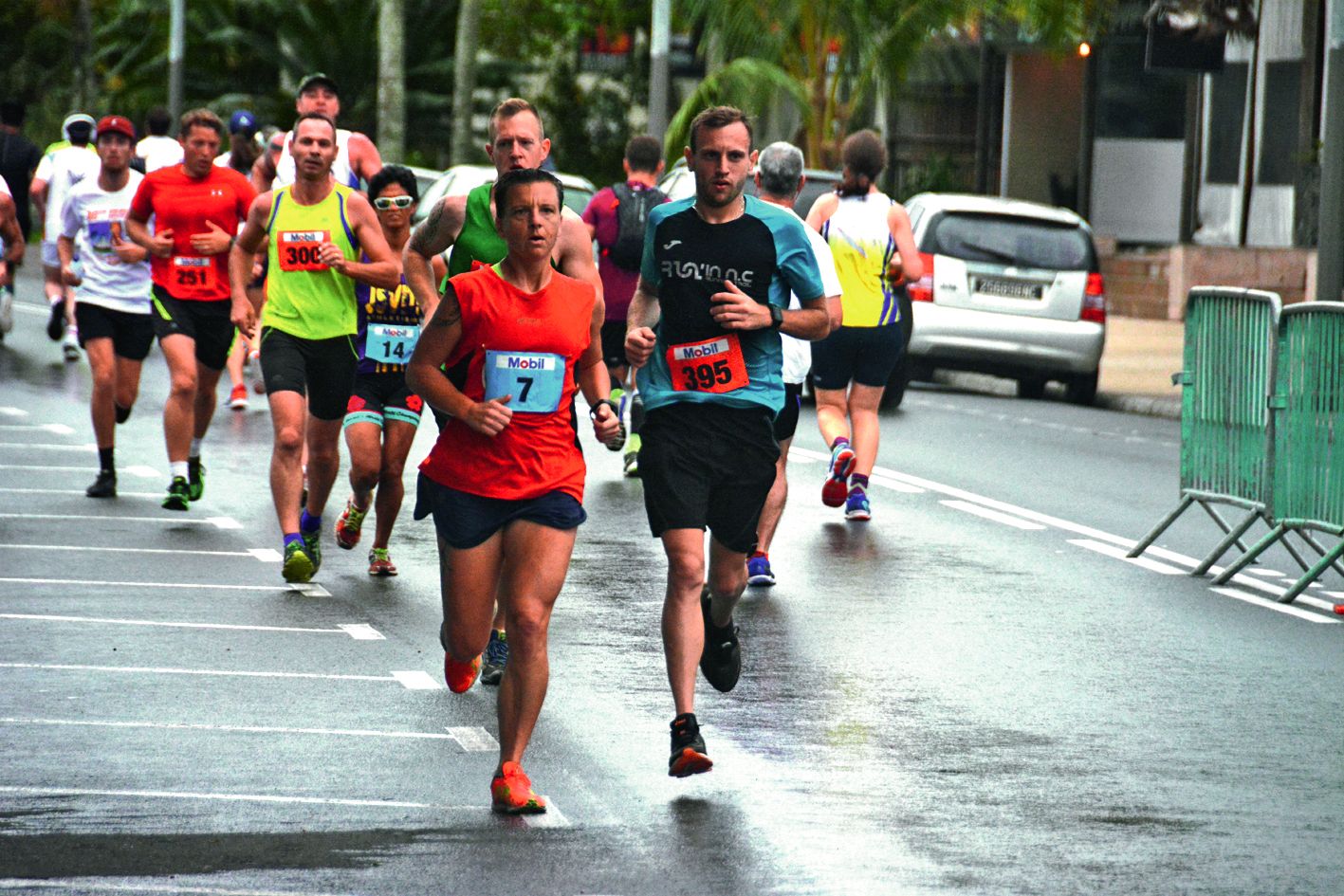 Nathalie Schmitt, ici en rouge, a terminé troisième du classement féminin hier lors du Marathon. Photo MRB