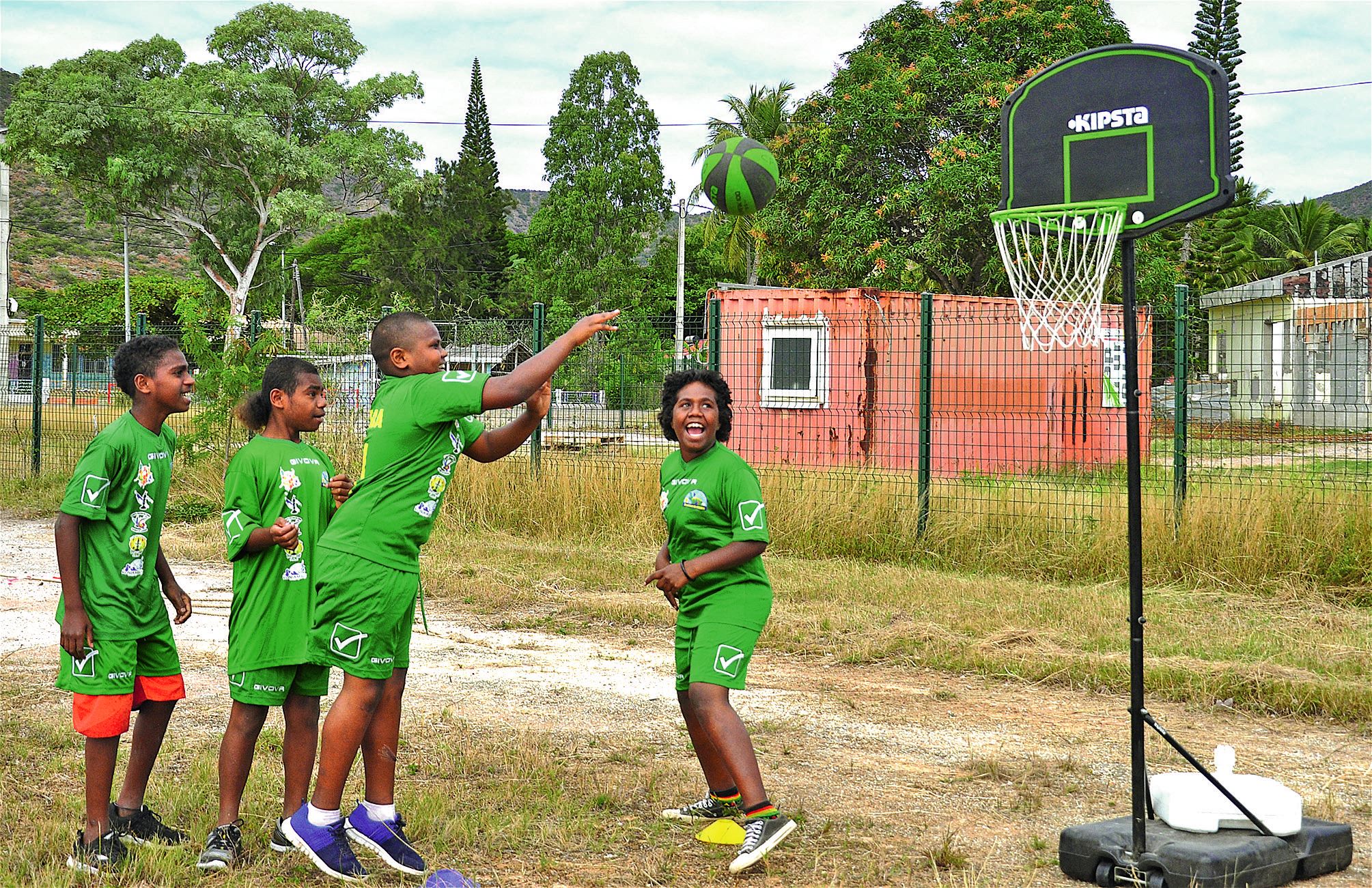 Les équipes engagées en basket devaient participer à un concours de tirs sous forme de duels à l’occasion du jeu le « Tour du Caillou ». Leurs matches étaient comptabilisés pour le classement final.