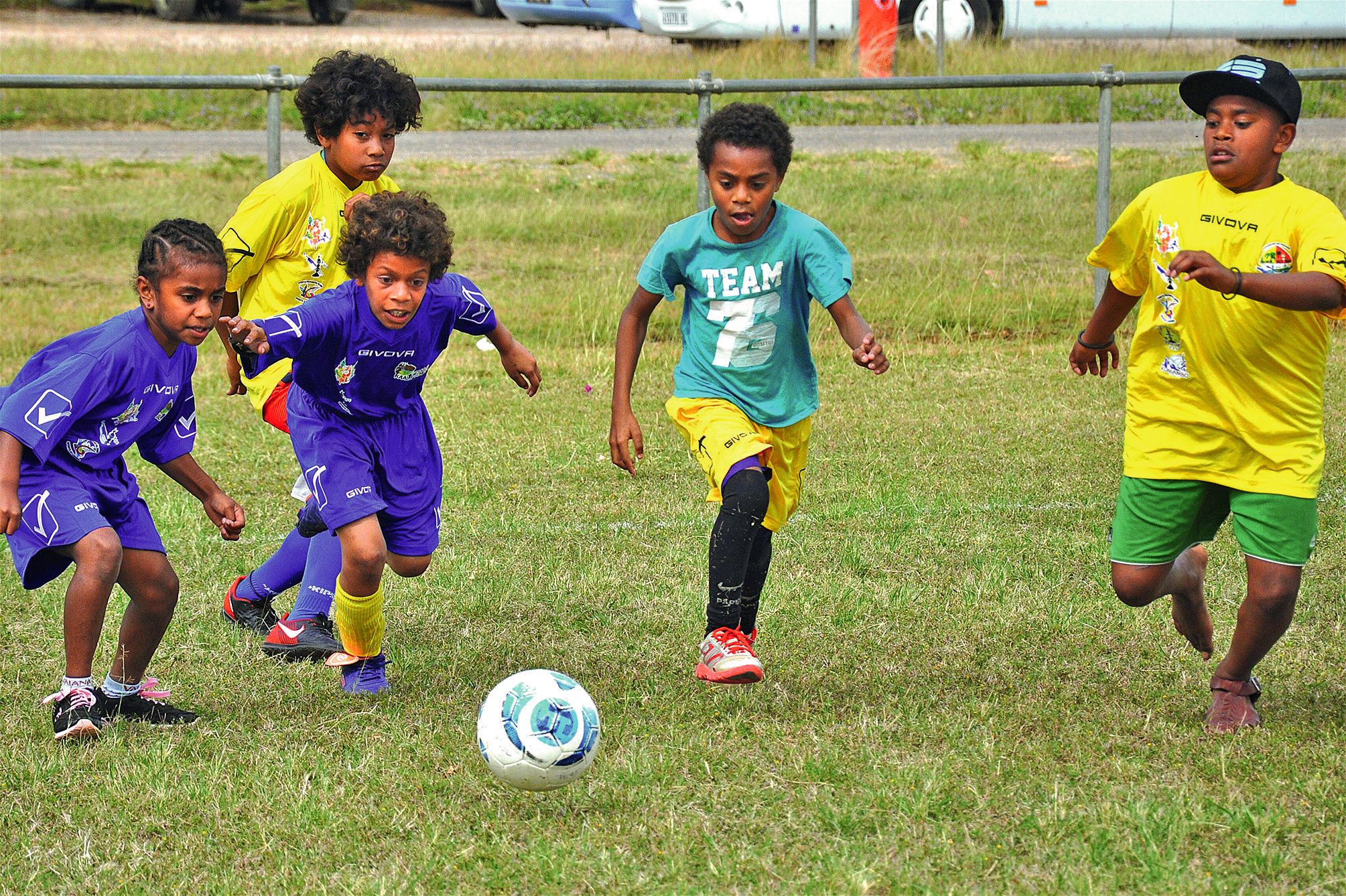 Les enfants âgés de 7 à 9 ans n’ont pas ménagé leurs efforts lors des rencontres de football comme ici les joueurs de Pwelen, de Pouébo (en jaune) qui se sont imposés sur Bwapanu sur le score sans appel de 7 à 0 et qui finissent premiers dans leur catégor