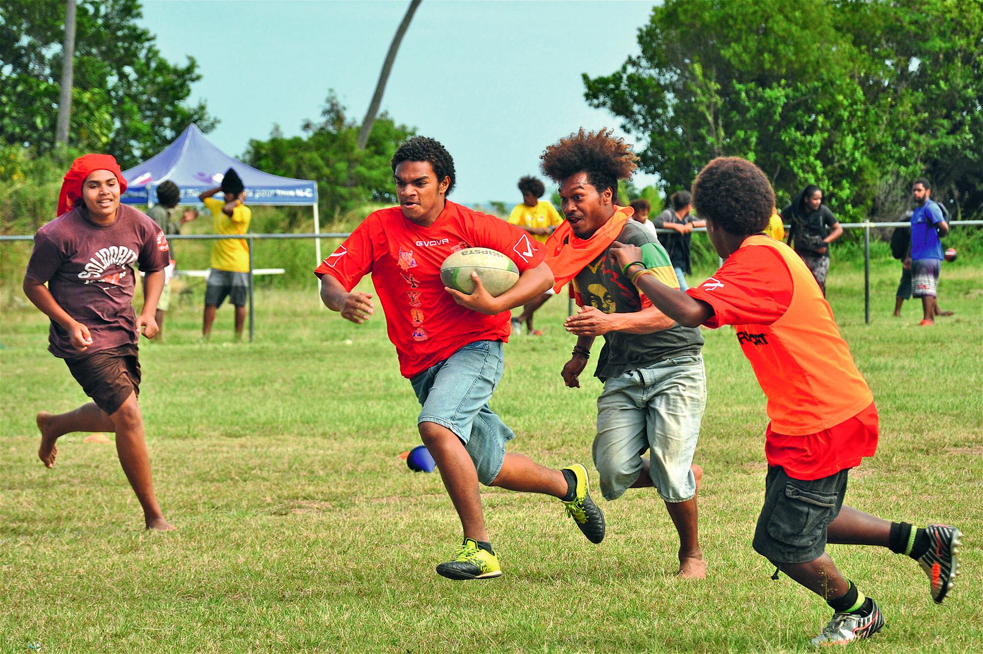 Le rugby figure, comme le football, le volley-ball et la pétanque parmi les sports imposés aux Jeux intercommunaux. Cette rencontre, remportée 20 à 15 par Afgang Poum 2 sur Afgang Poum 1 a été l’occasion d’évoquer les règles et l’esprit du rugby.