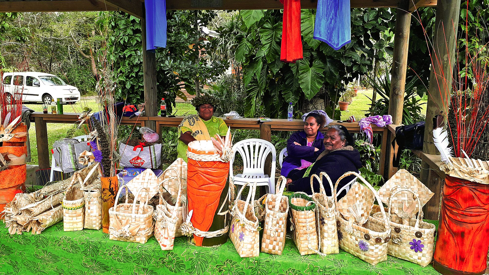 L’association des femmes de Boulouparis proposait un atelier puis vendait ses productions : couronnes, paniers…