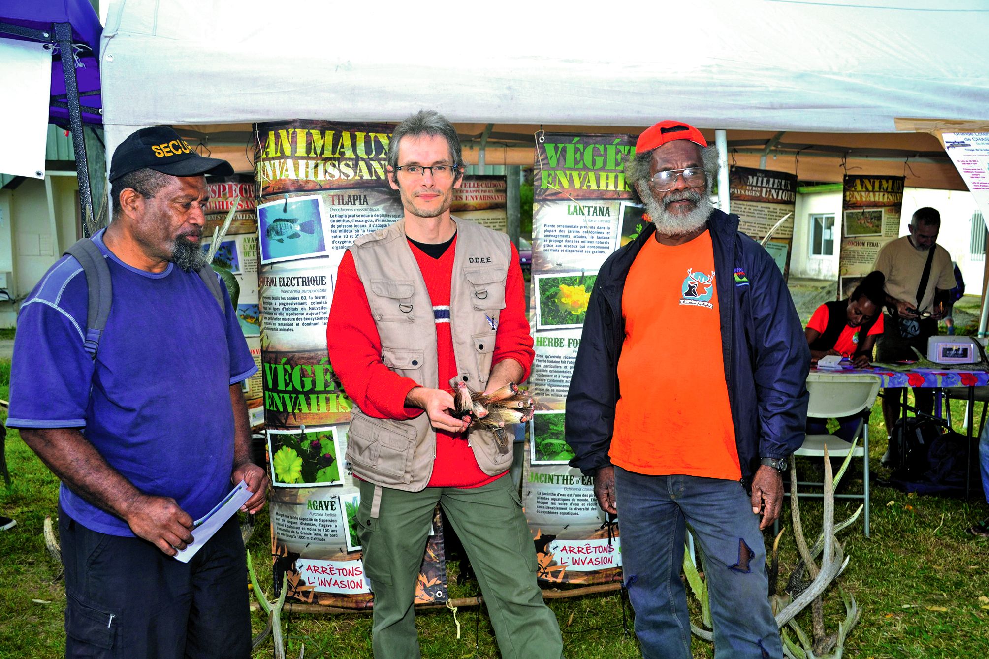 Deux chasseurs remettent des queues de gibier en guise de preuve demandées par les organisateurs de la loterie chasse. Lancée le 25 mai, la loterie chasse a pris fin samedi. C’est Jocelyne Dambreville qui a remporté le prix du meilleur chasseur et qui a e