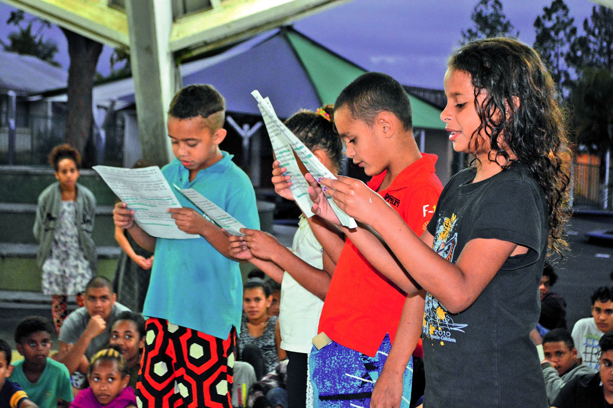 Les élèves internes et les adultes ont déclamé à plusieurs voix  toute leur amitié au directeur de l’internat.