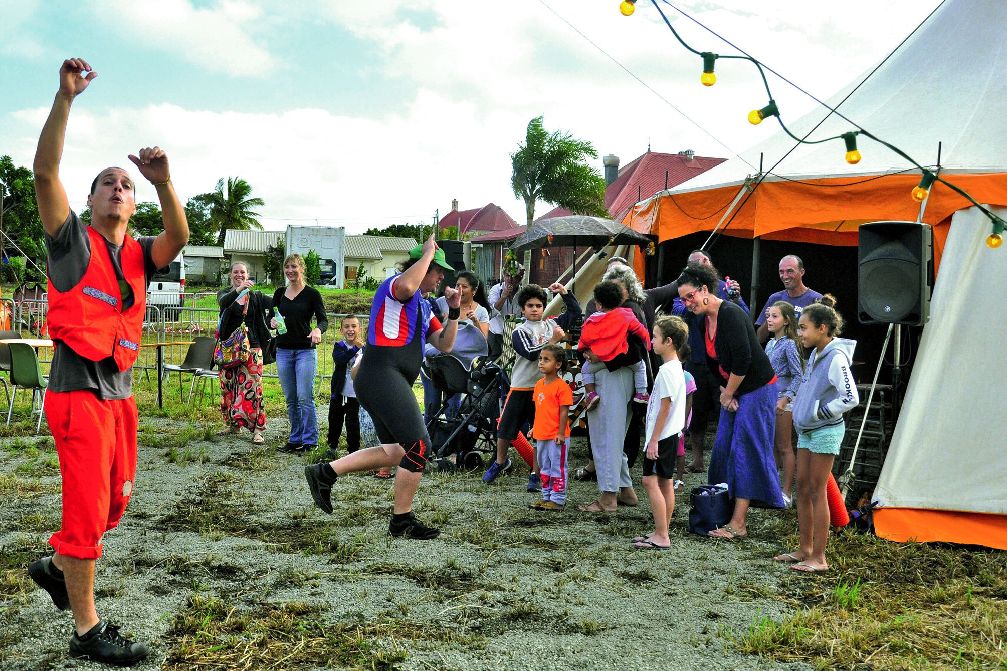 Les membres de la Famille Wallas ont donné le coup d’envoi de la fête foraine par un échauffement musculaire en suggérant au public de les imiter.