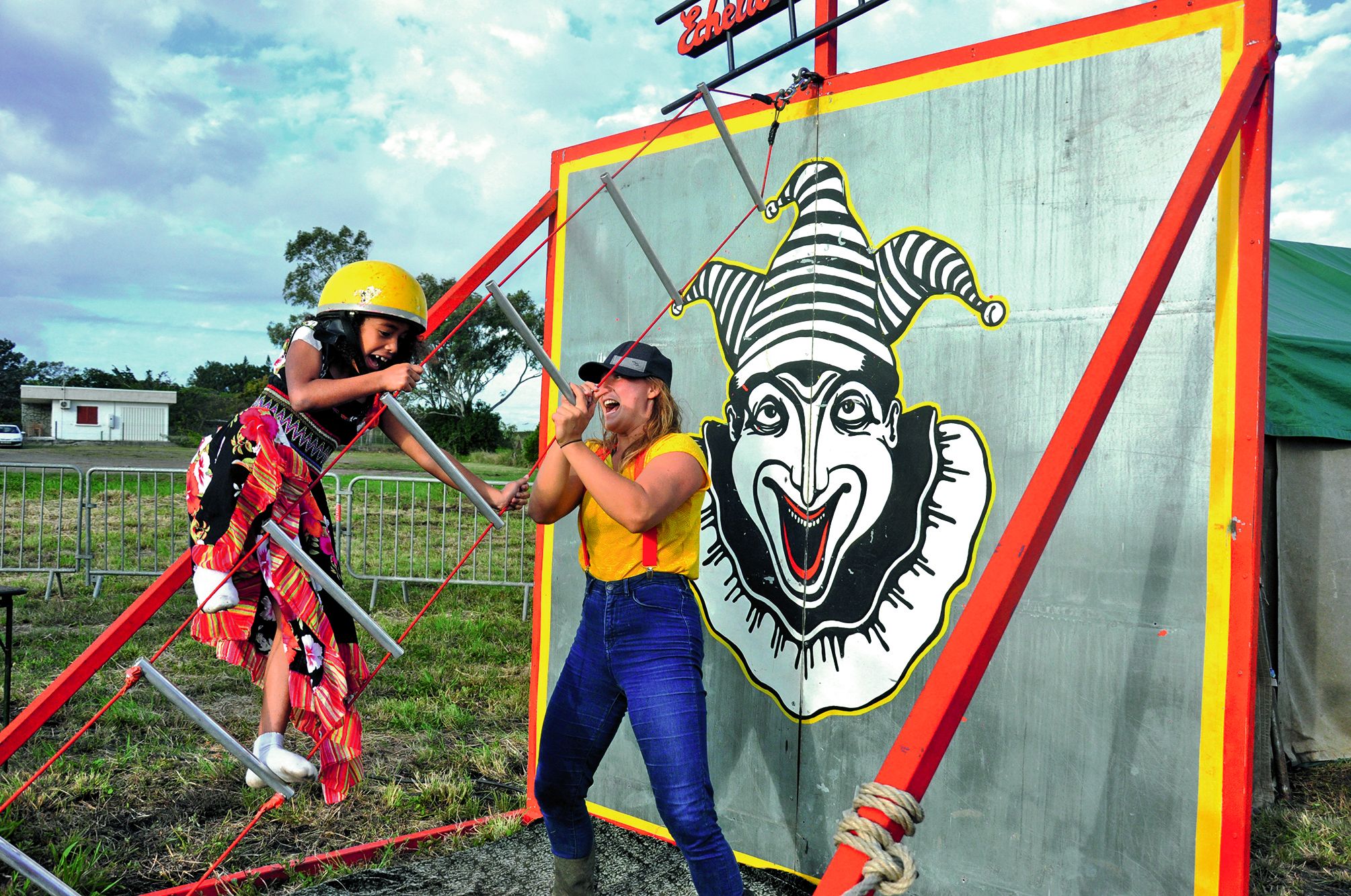 Les jeux proposés par la Famille Wallas construits par l’équipe du Chapitô, notamment Ludovic Luchez, Louise Moreau et Benoît Bugeon, ont été animés par les comédiens. L’échelle de la Mort, fixée en deux points seulement, a donné du fil à retordre aux par