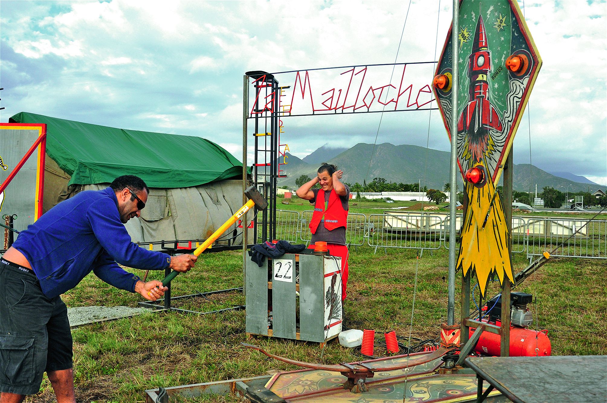 Les adultes se sont essayés à la mailloche - un jeu de force - en tapant avec une masse sur une lame de ressort. Ils devaient envoyer un poids glissant le long d’un tube jusqu’à une cloche pour gagner la partie.