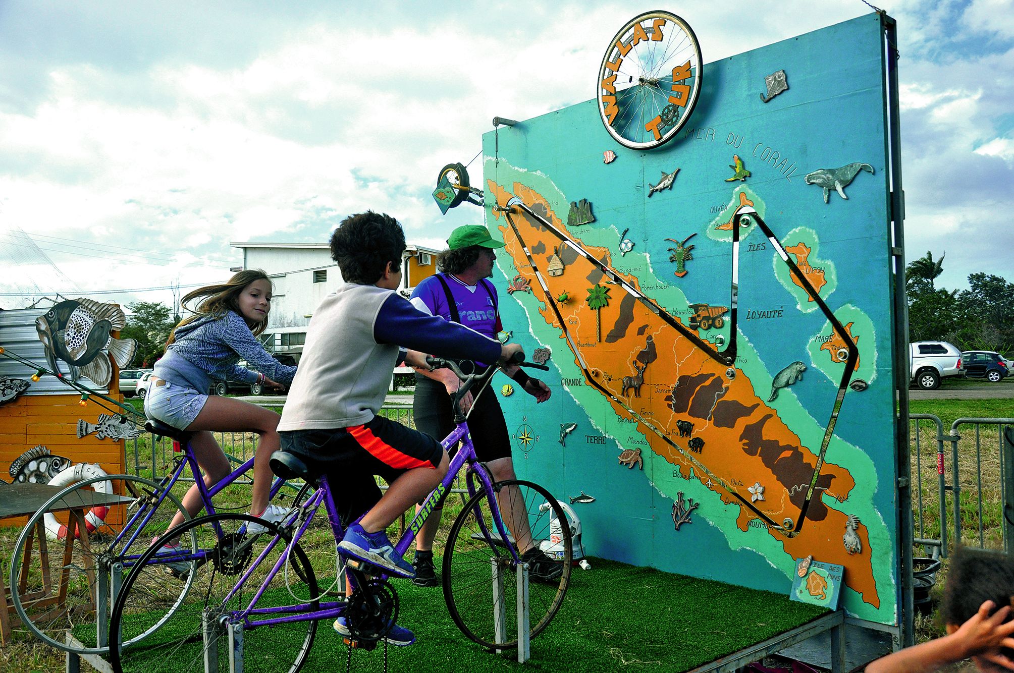 Les participants par groupes de deux cyclistes se sont défiés devant une grande carte de la Nouvelle-Calédonie où se trouvaient deux vélos miniatures qui se déplacent à la force de leurs mollets.