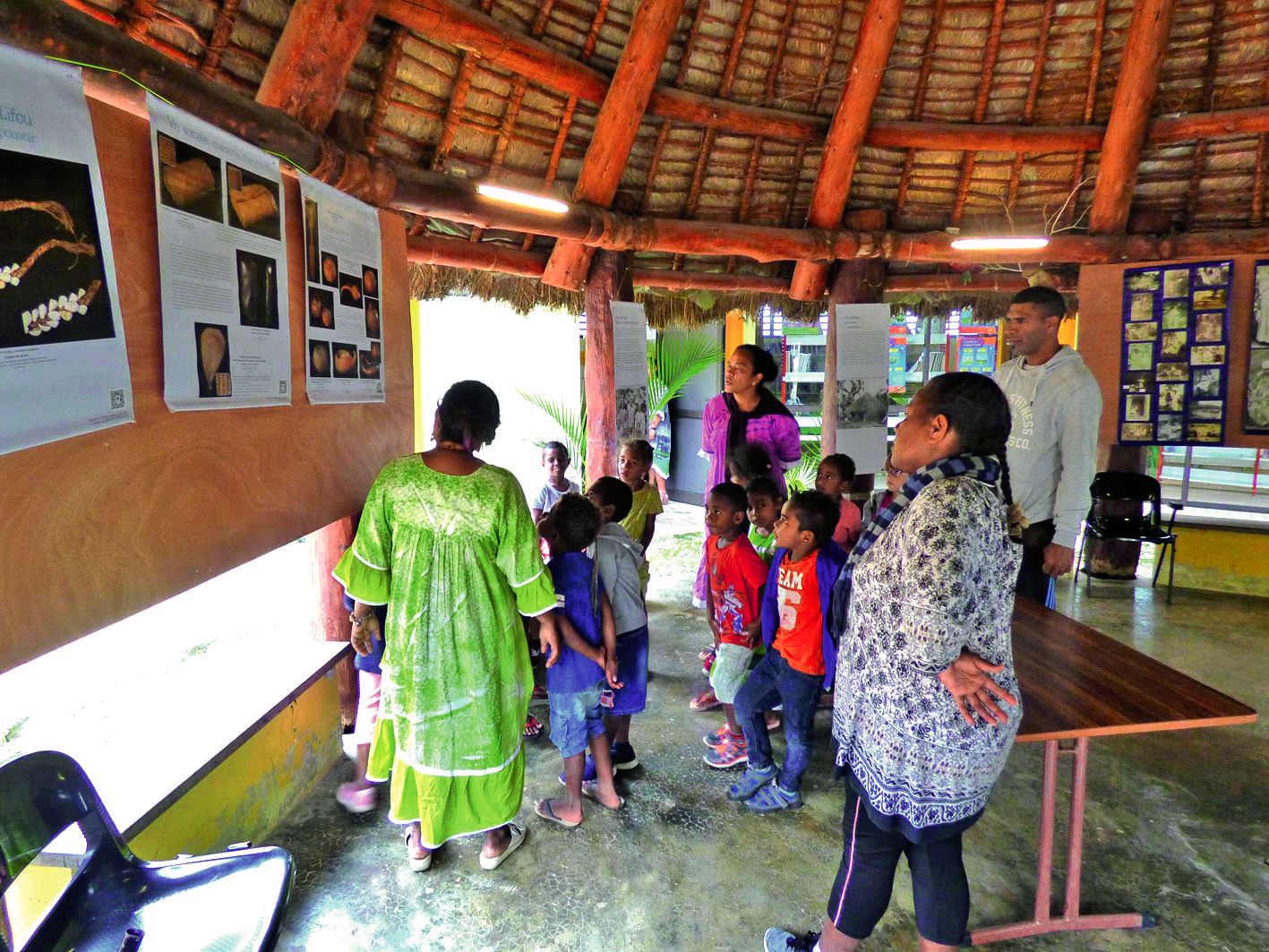 A la médiathèque Lohna, une exposition intitulée « héritage d’une mission aux îles Loyauté de 1878 à 1920 » était proposée. Cette dernière présente l’impressionnante collection d’objets recueillis par James et Emma Harfield qui a été restituée en 2009 à l
