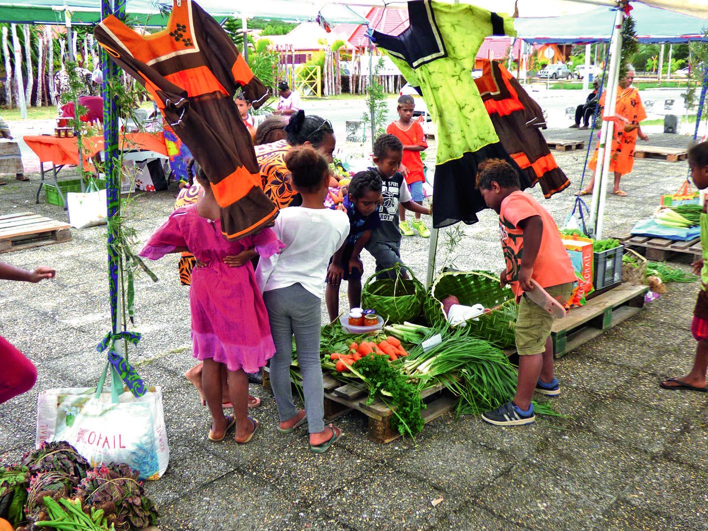 En bordure de mer, sur l’esplanade, le mini-marché a occupé la place avec des fruits et légumes issus de l’agriculture biologique qui exclut l’usage d’engrais et de pesticides. Ces produits qui contribuent à la santé d’aujourd’hui et de demain se sont rap