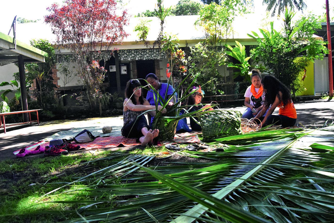 Le public pouvait acheter de l’artisanat ou apprendre à en faire. Tressage, couronnes, différents ateliers étaient proposés à la chefferie Wamytan.
